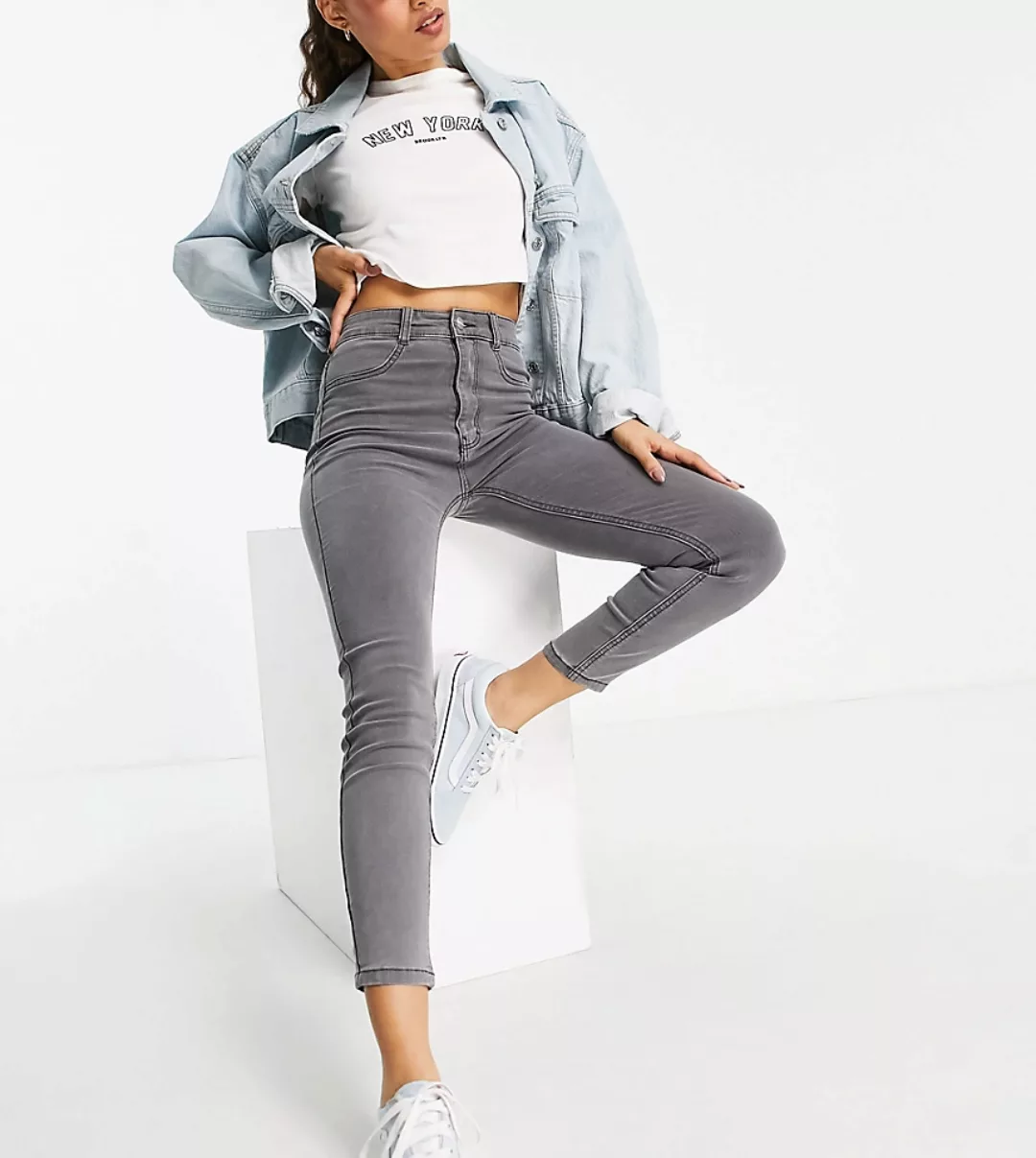 Pull&Bear Petite – Basic-Jeans in Grau mit sehr engem Schnitt und hohem Bun günstig online kaufen