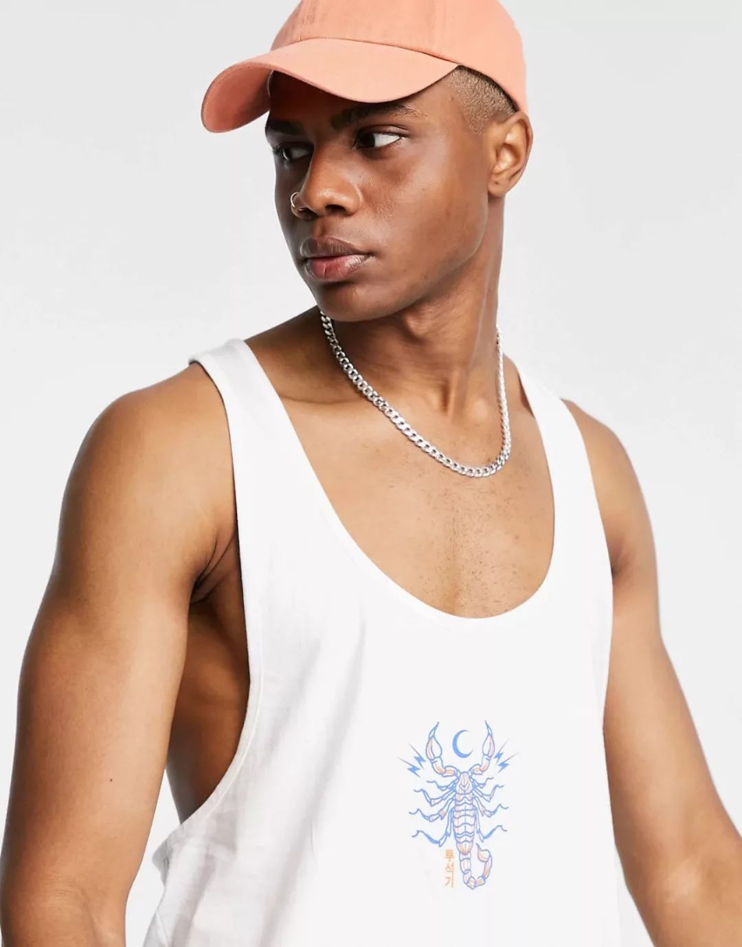 ASOS DESIGN – Trägershirt in Weiß mit ausgeprägtem Ringerrücken und Skorpio günstig online kaufen