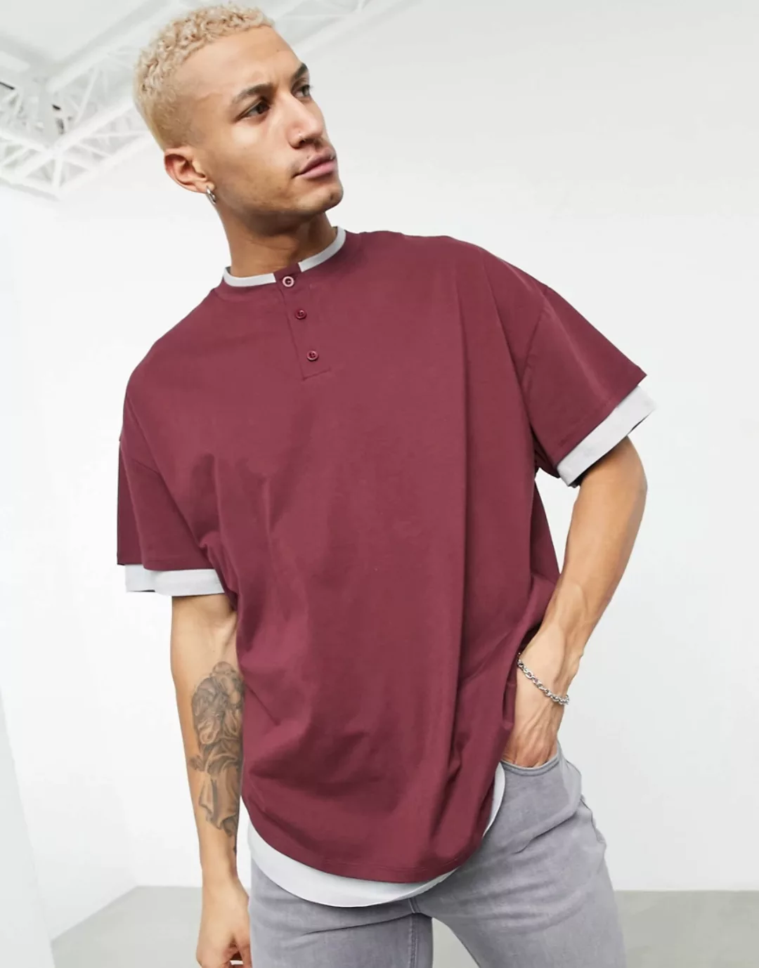 ASOS DESIGN – Doppellagiges Oversize-T-Shirt mit Grandad-Kragen in Burgunde günstig online kaufen