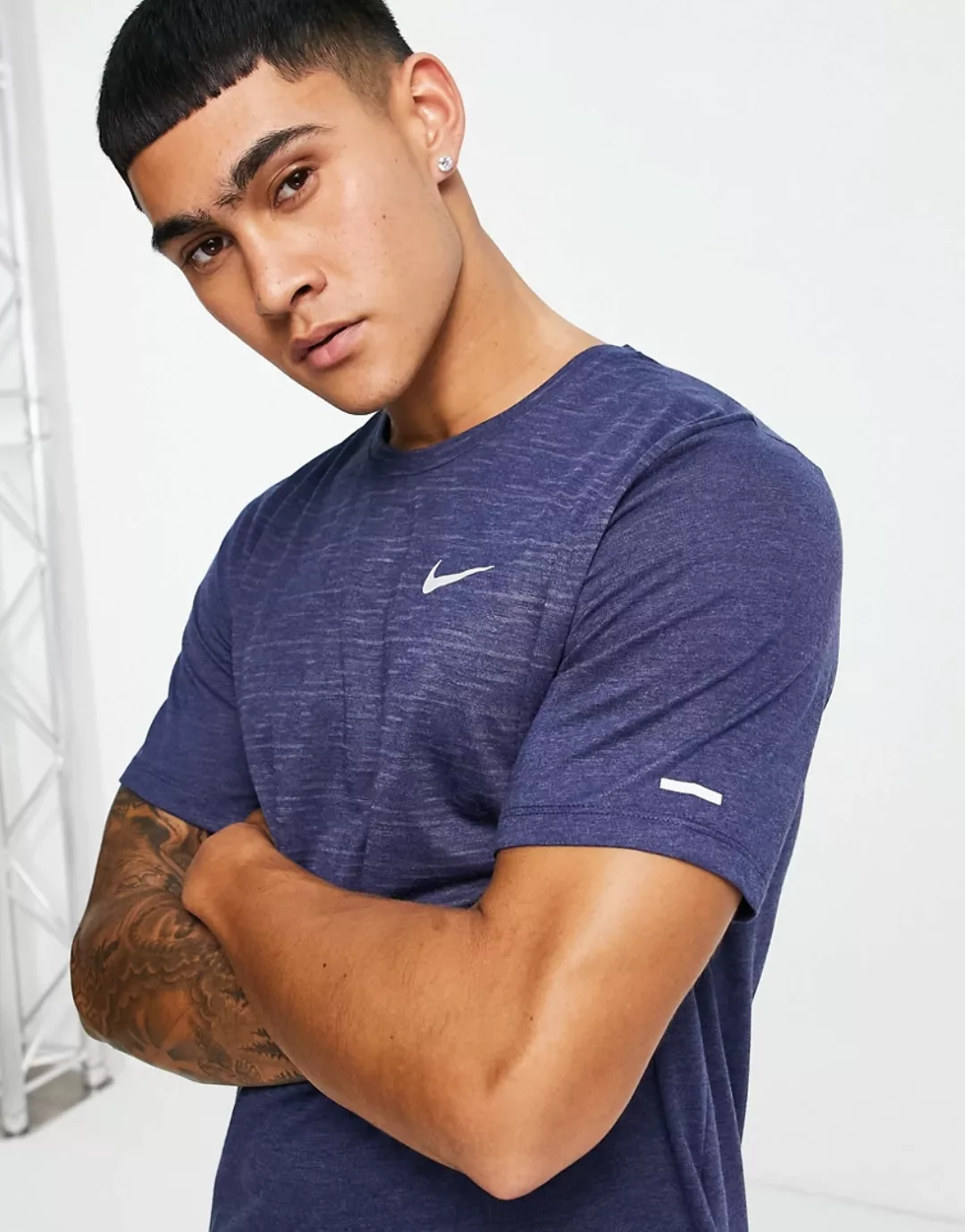 Nike Running – Run Division Miler – T-Shirt in Blau mit Ausbrennermuster günstig online kaufen