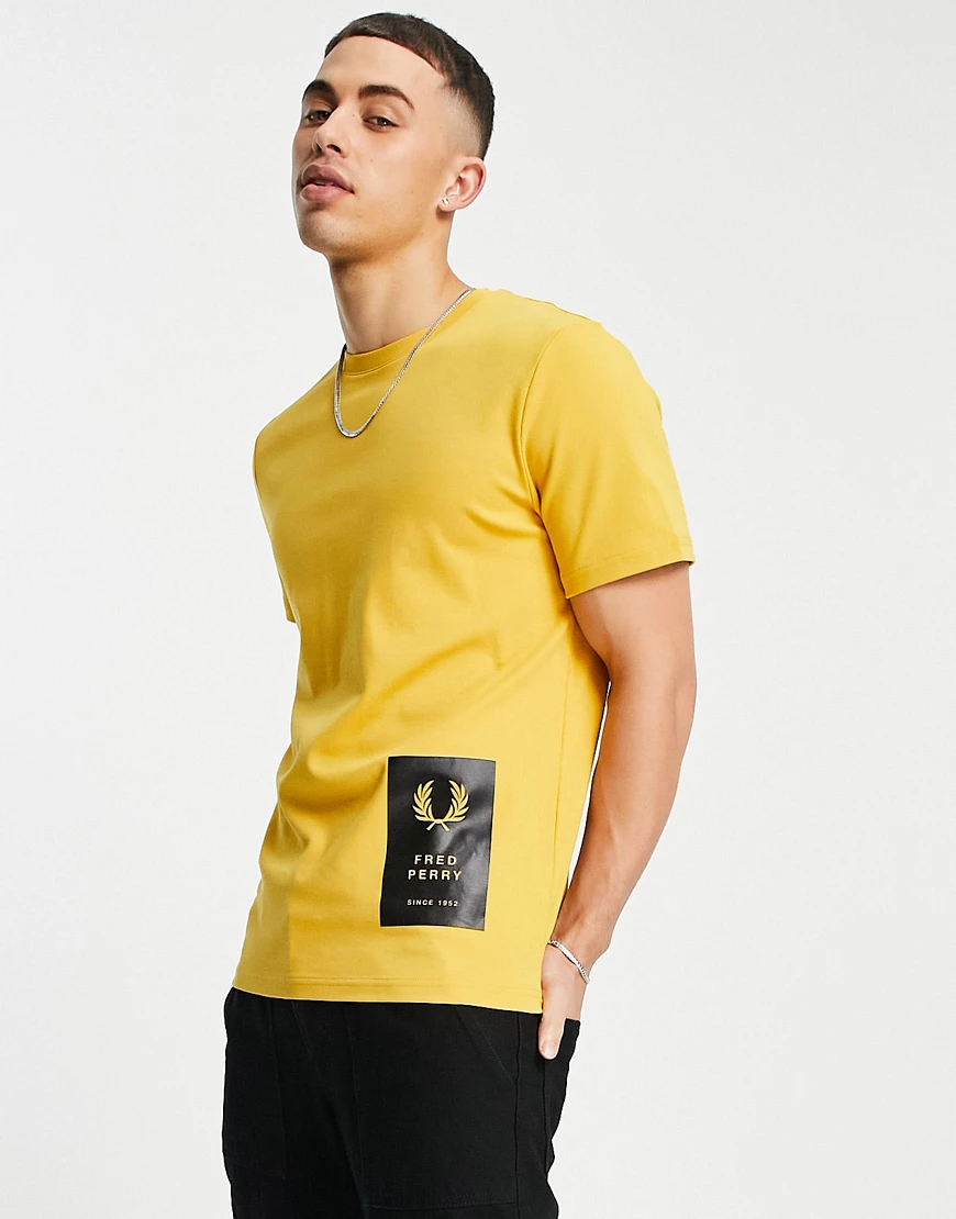 Fred Perry – T-Shirt in Gelb mit Logo-Aufnäher am Saum günstig online kaufen