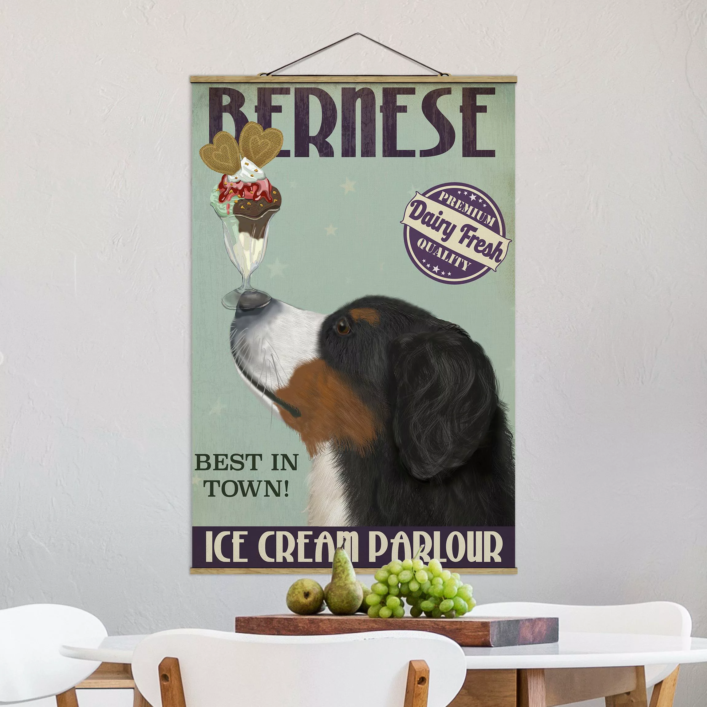 Stoffbild Tiere mit Posterleisten - Hochformat Berner Sennenhund mit Eis günstig online kaufen