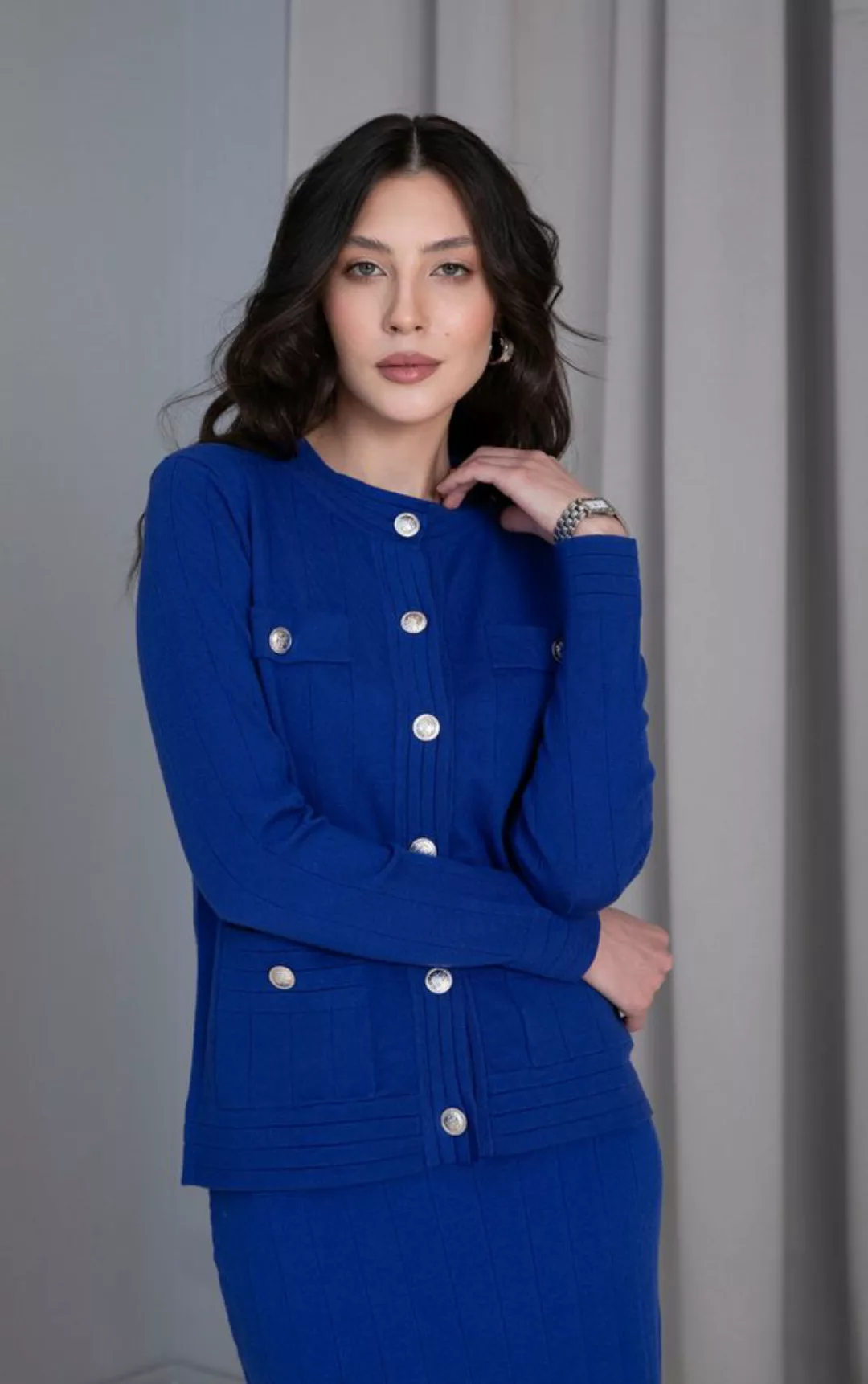 Passioni Strickjacke in Royal Blau mit goldenen Knopfdetails und Vordertasc günstig online kaufen