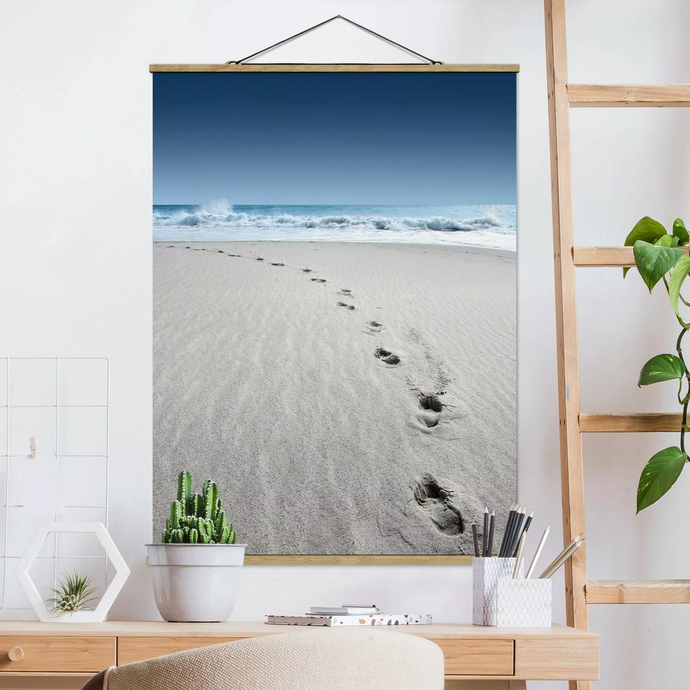 Stoffbild Strand mit Posterleisten - Hochformat Spuren im Sand günstig online kaufen