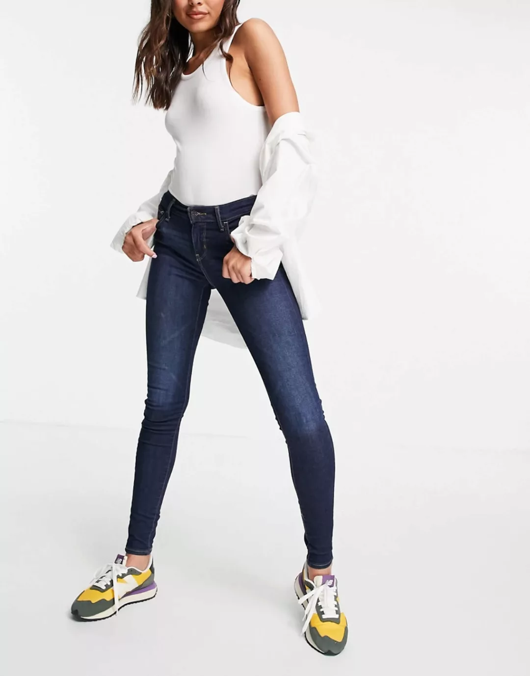 Levi's – 710 – Jeans mit superengem Schnitt in mittlerer Waschung-Blau günstig online kaufen