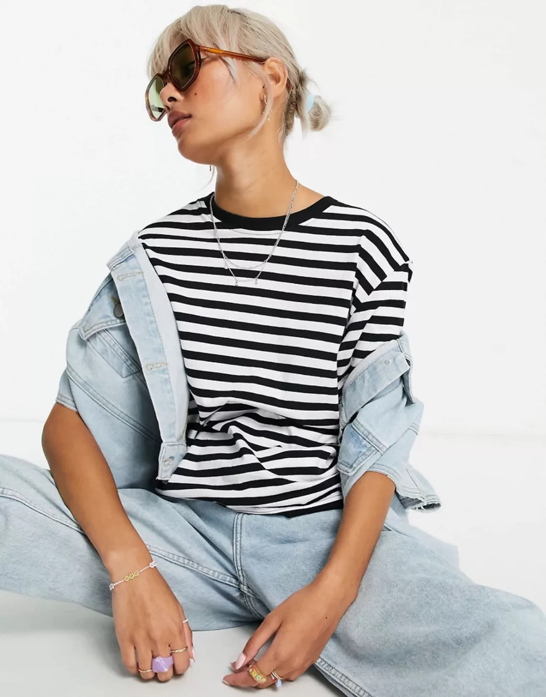 Weekday – Alanis – Gestreiftes T-Shirt aus Bio-Baumwolle in Schwarz und Wei günstig online kaufen