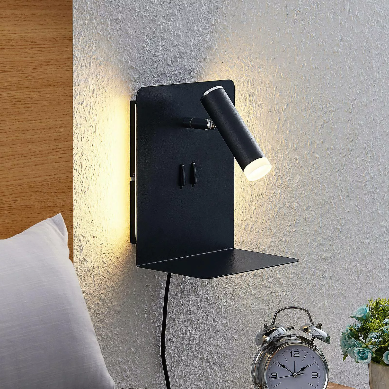 Lucande LED-Wandspot Zavi, schwarz, Stecker, Ablage, USB günstig online kaufen