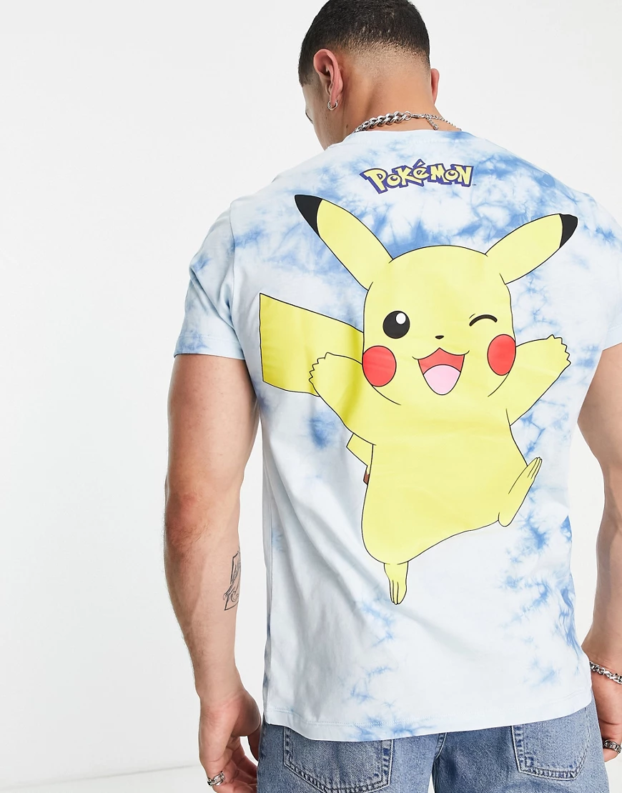 ASOS DESIGN – T-Shirt mit Pokémon-Pikachu-Aufdruck und blauem Batikmuster günstig online kaufen
