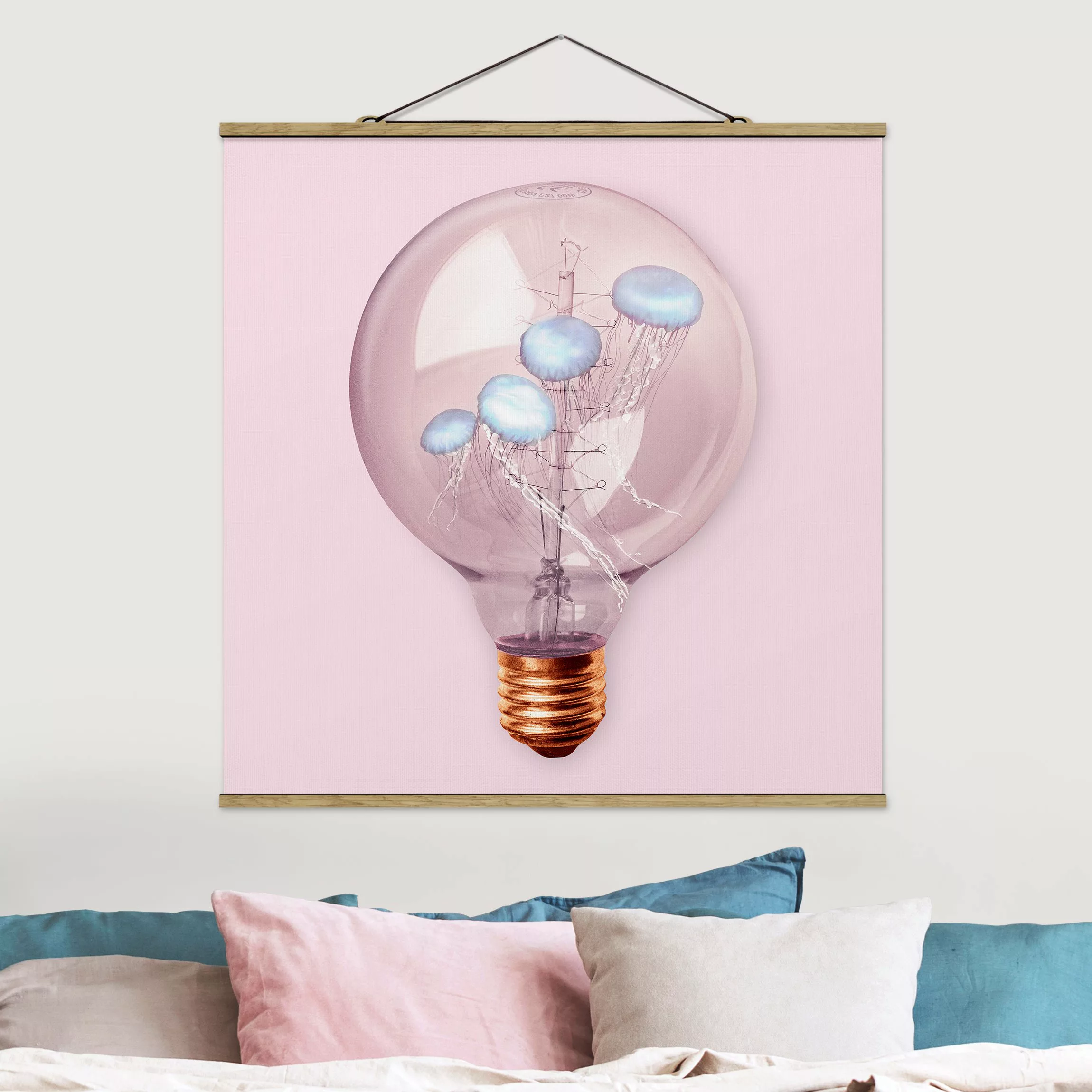 Stoffbild Tiere mit Posterleisten - Quadrat Glühbirne mit Quallen günstig online kaufen
