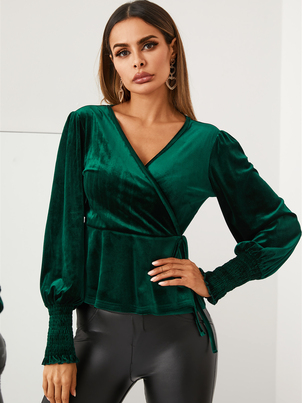 YOINS Velvet Shirred Bluse mit Laternenärmeln und V-Ausschnitt günstig online kaufen