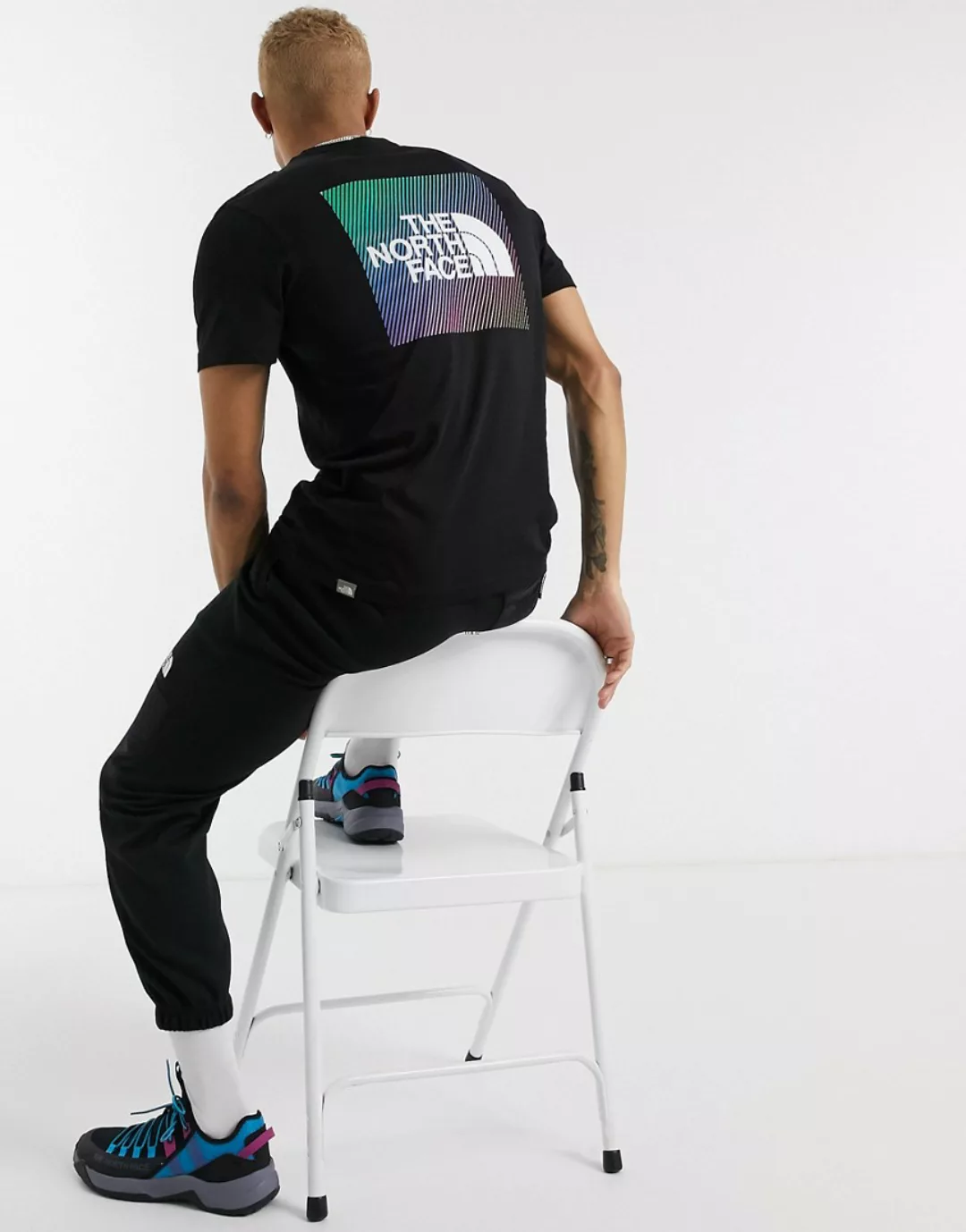 The North Face – Schwarzes T-Shirt mit regenbogenfarbenem Box-Logo günstig online kaufen