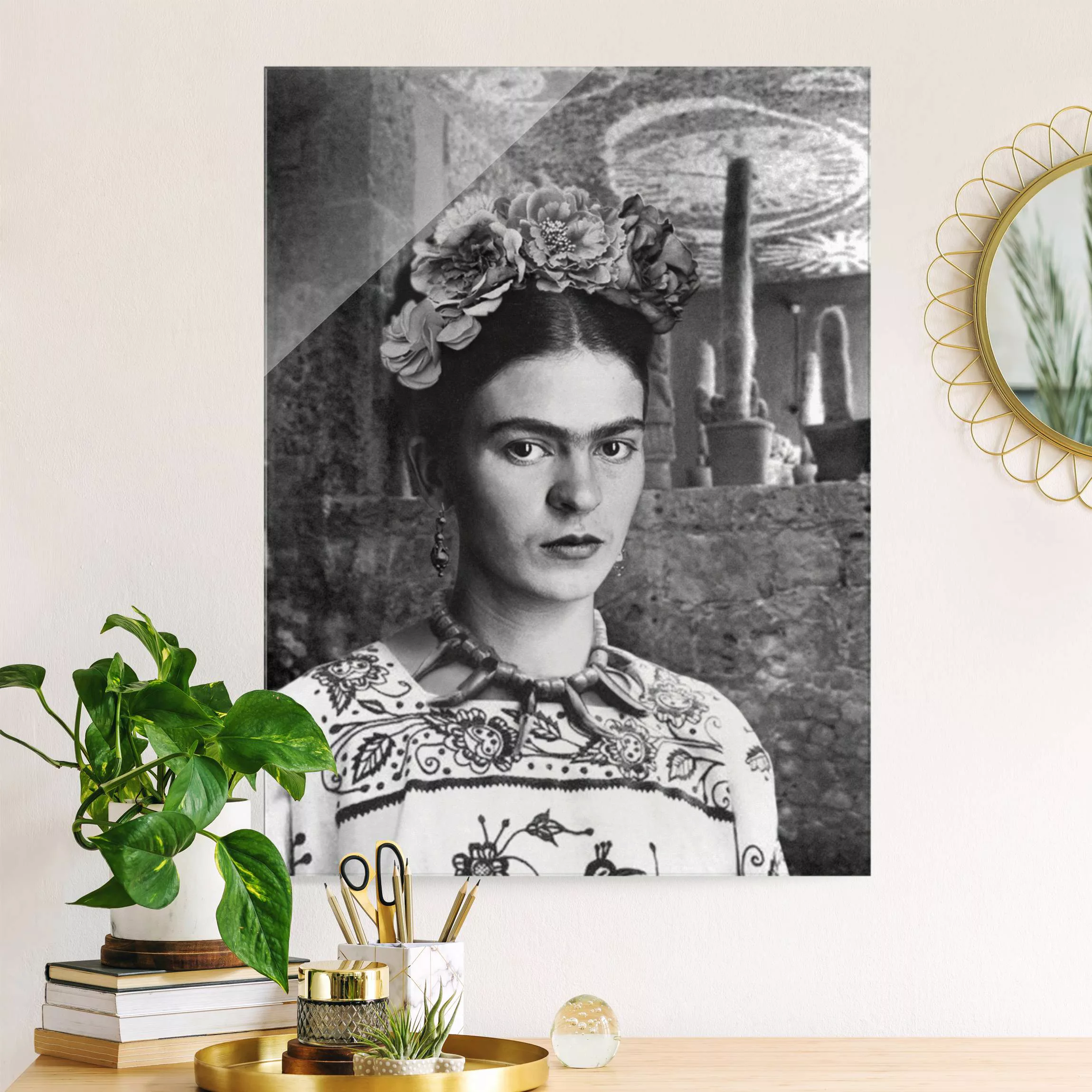 Glasbild Frida Kahlo Foto Portrait vor Kakteen günstig online kaufen