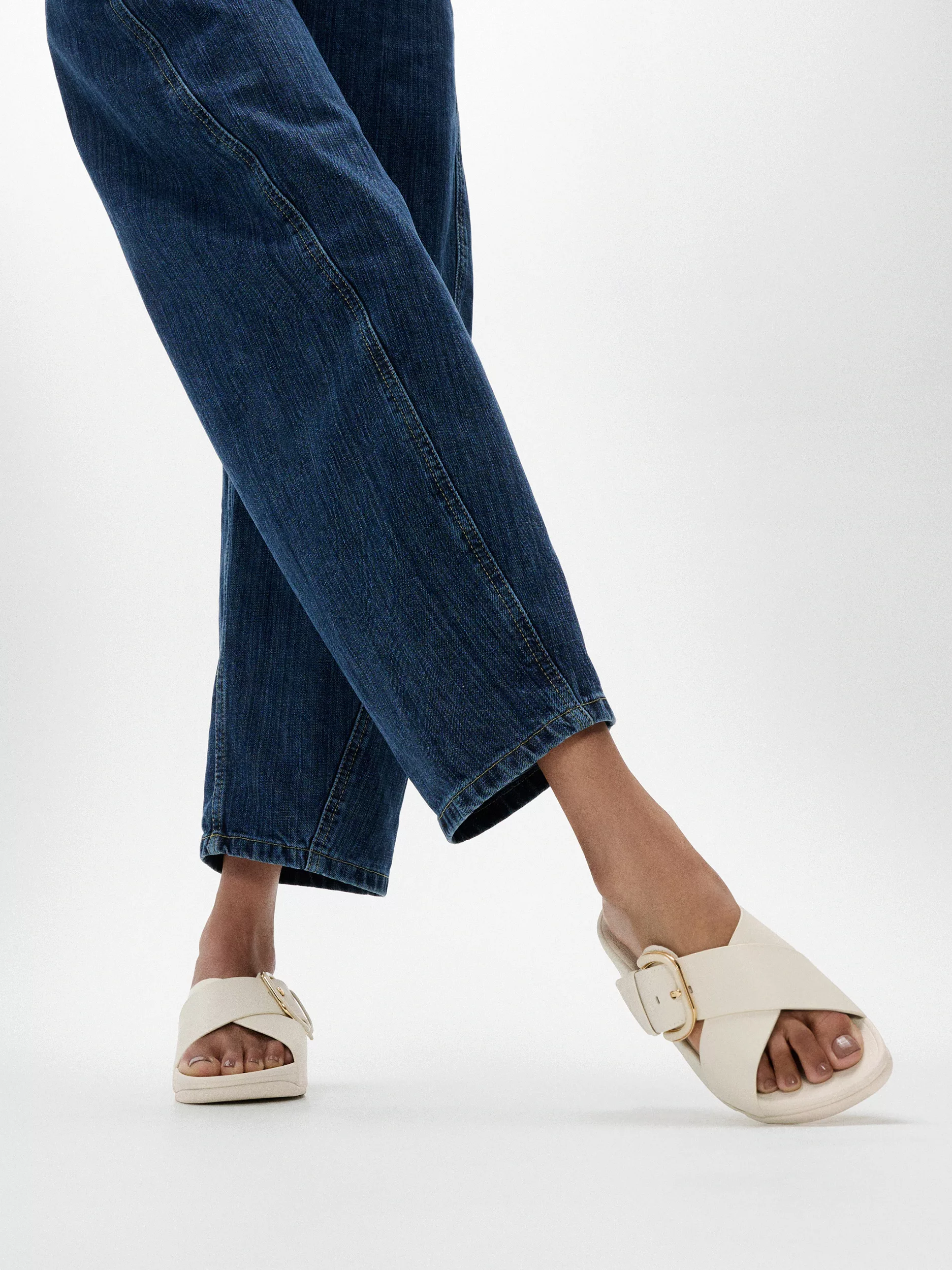Fitflop Pantolette "LULU RESIN-BUCKLE LEATHER CROSS SLIDES", Plateauschuh, günstig online kaufen