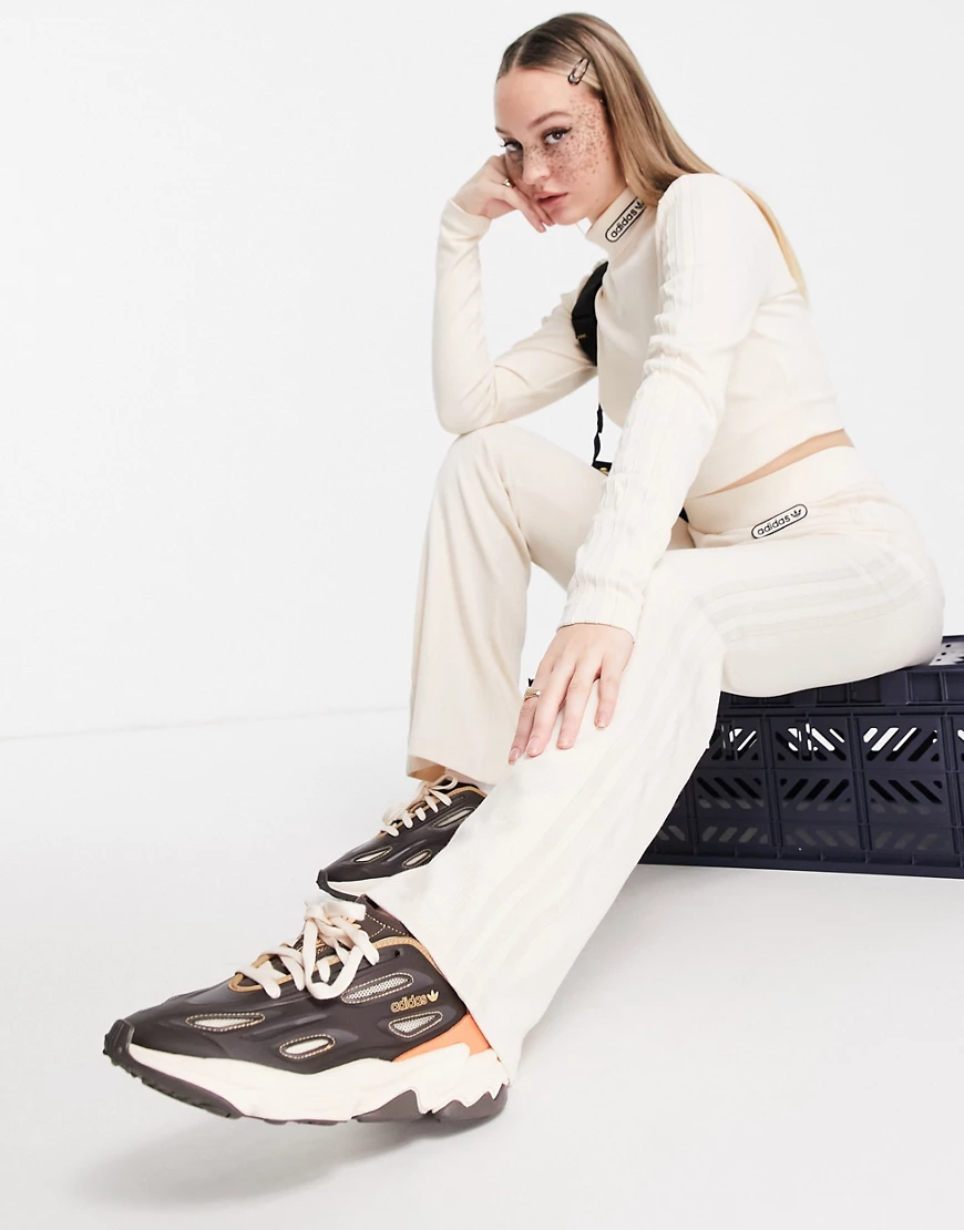 adidas Originals – Retro Luxury – Gerippte Schlaghose in gebrochenem Weiß günstig online kaufen