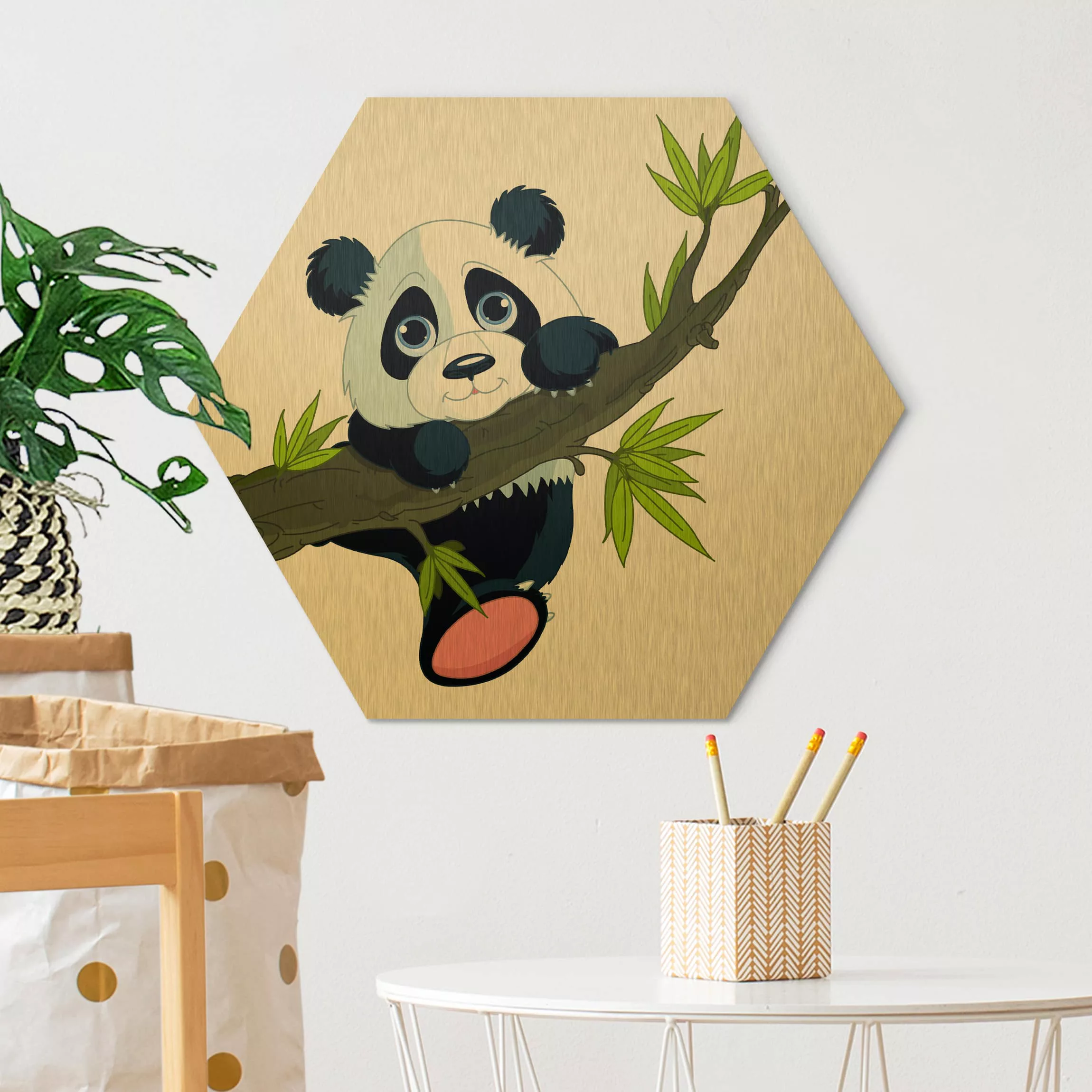 Hexagon-Alu-Dibond Bild Tiere Kletternder Panda günstig online kaufen