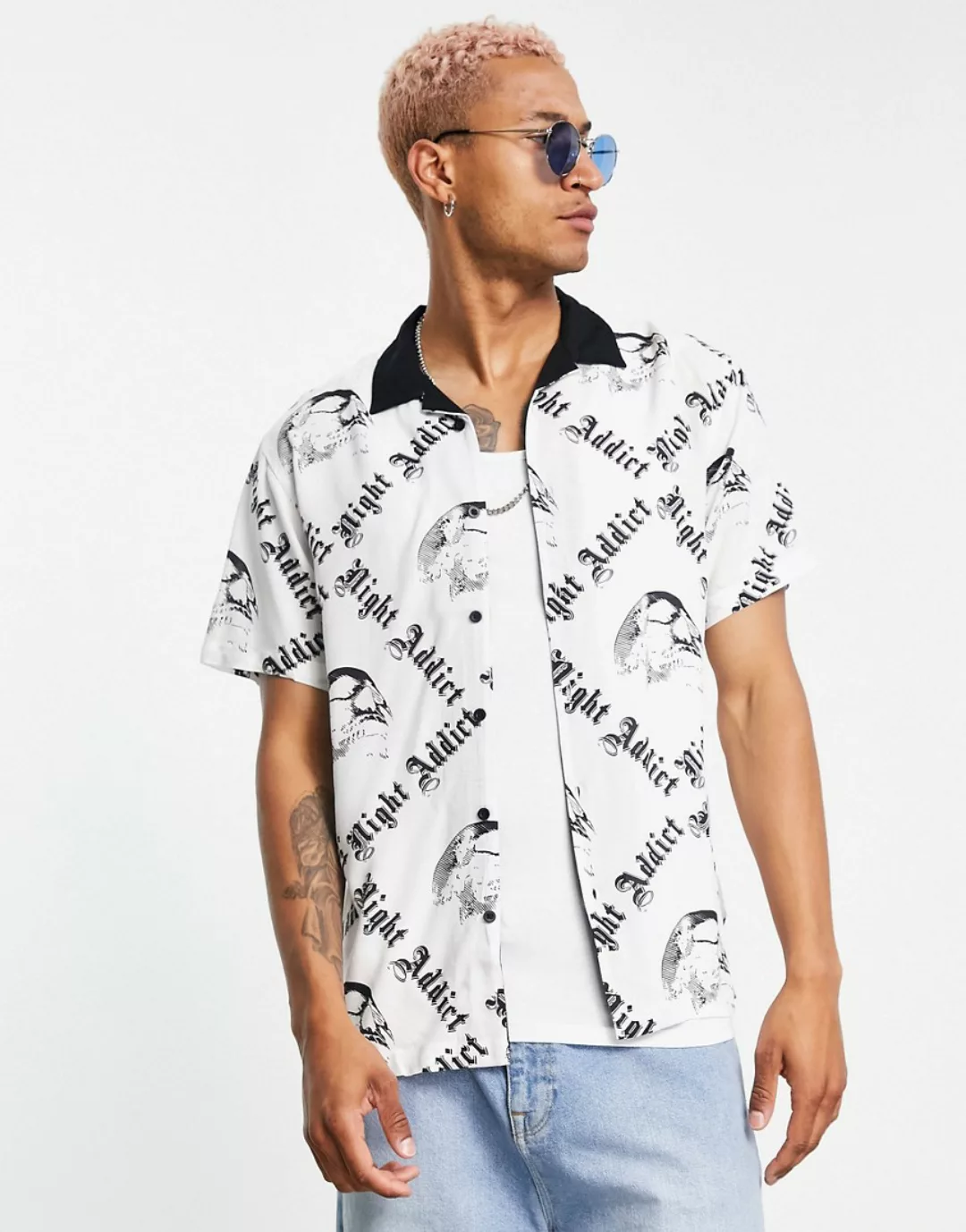 Night Addict – Polohemd mit Retro-Print in Weiß, Kombiteil günstig online kaufen