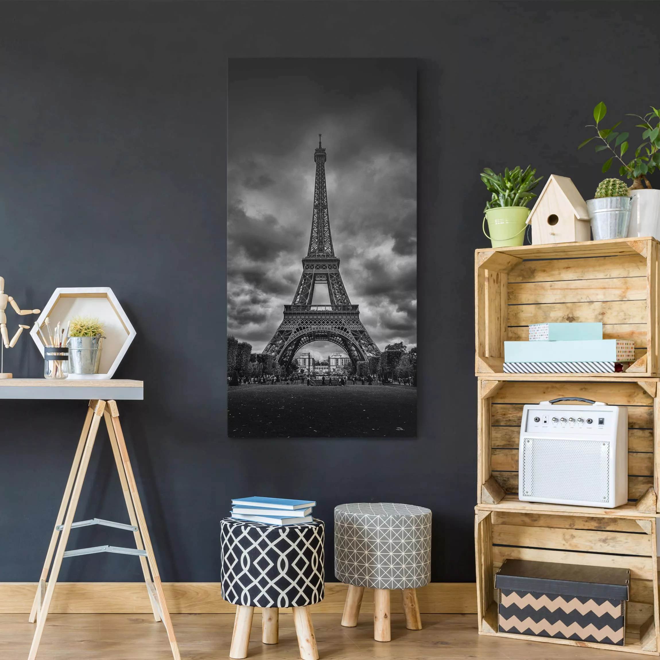 Leinwandbild Schwarz-Weiß - Hochformat Eiffelturm vor Wolken schwarz-weiß günstig online kaufen
