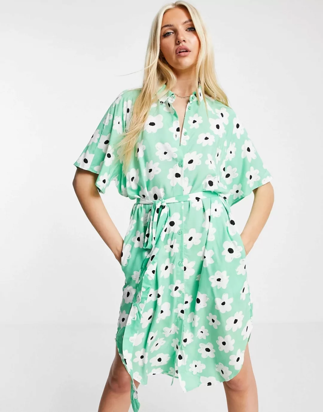 Monki – Mimmi – Midi-Hemdkleid aus Ecovero-Material in Grün mit Blumenmuste günstig online kaufen