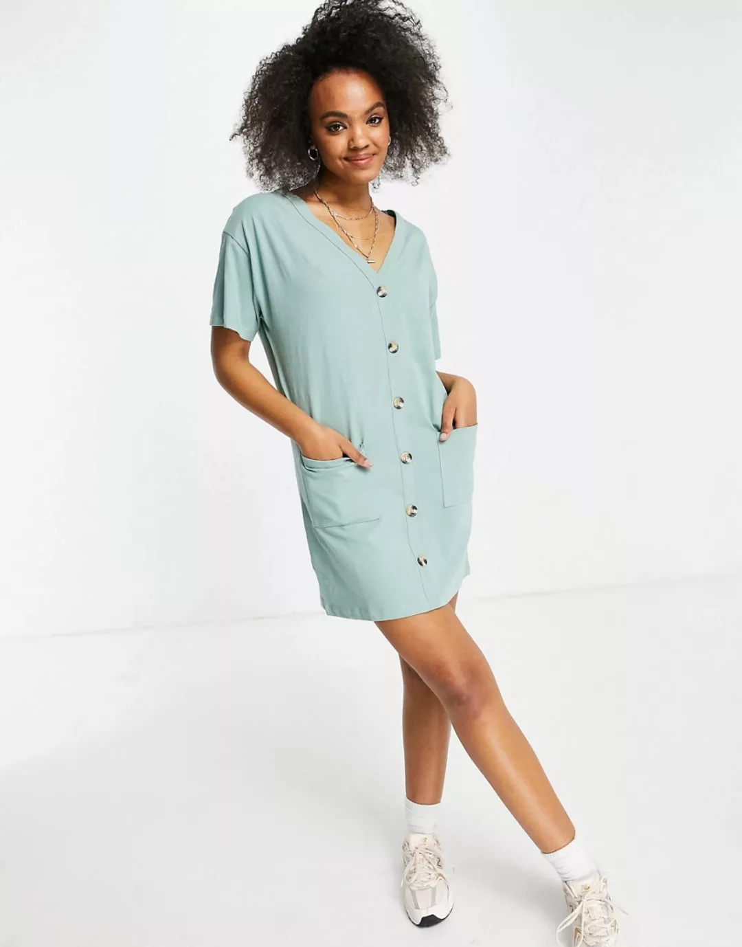 ASOS DESIGN – T-Shirt-Kleid mit Knopfleiste in Salbeigrün günstig online kaufen
