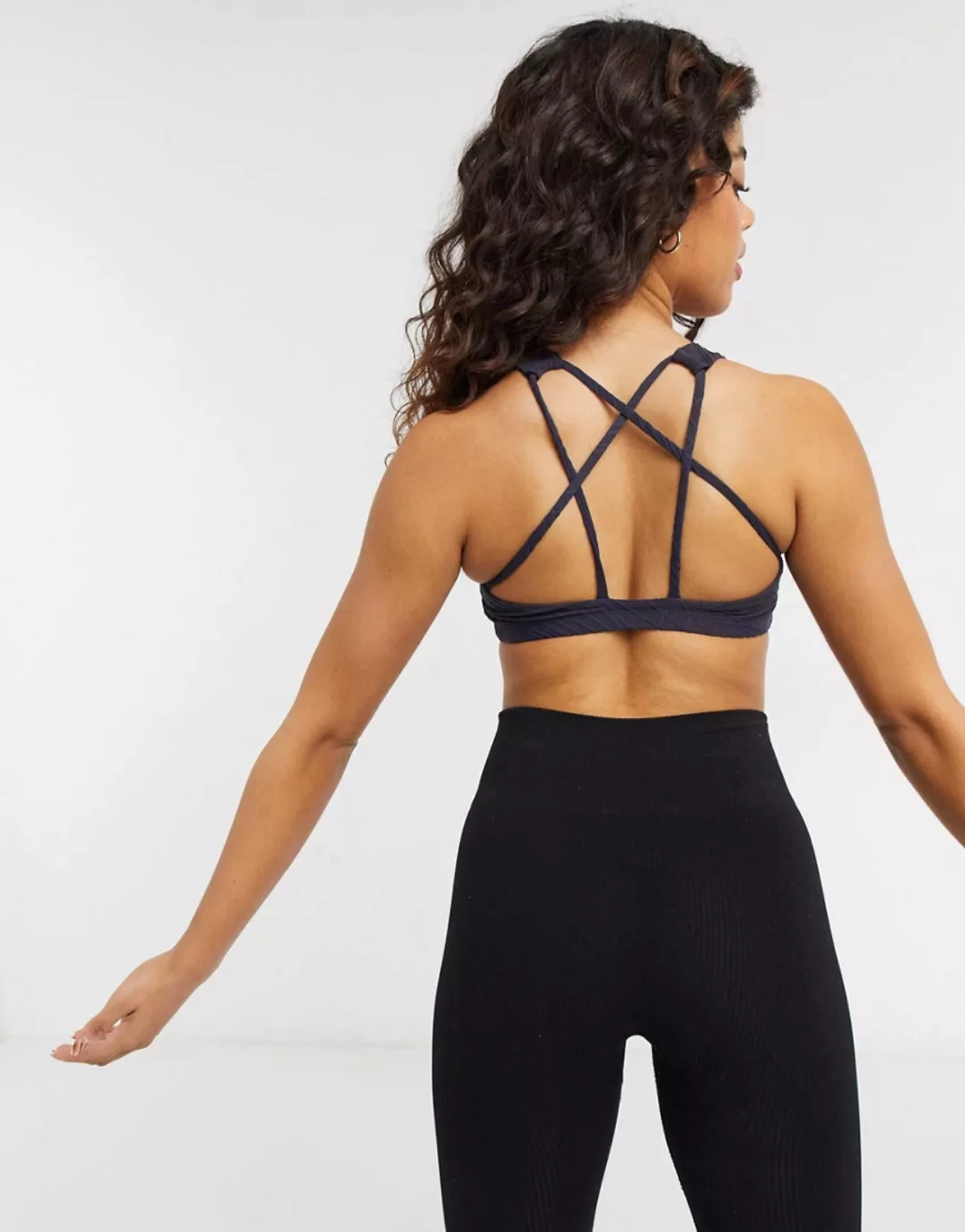Onzie – Mudra – Yoga-BH in Grau mit mittlerer Stützfunktion und linearem Mu günstig online kaufen