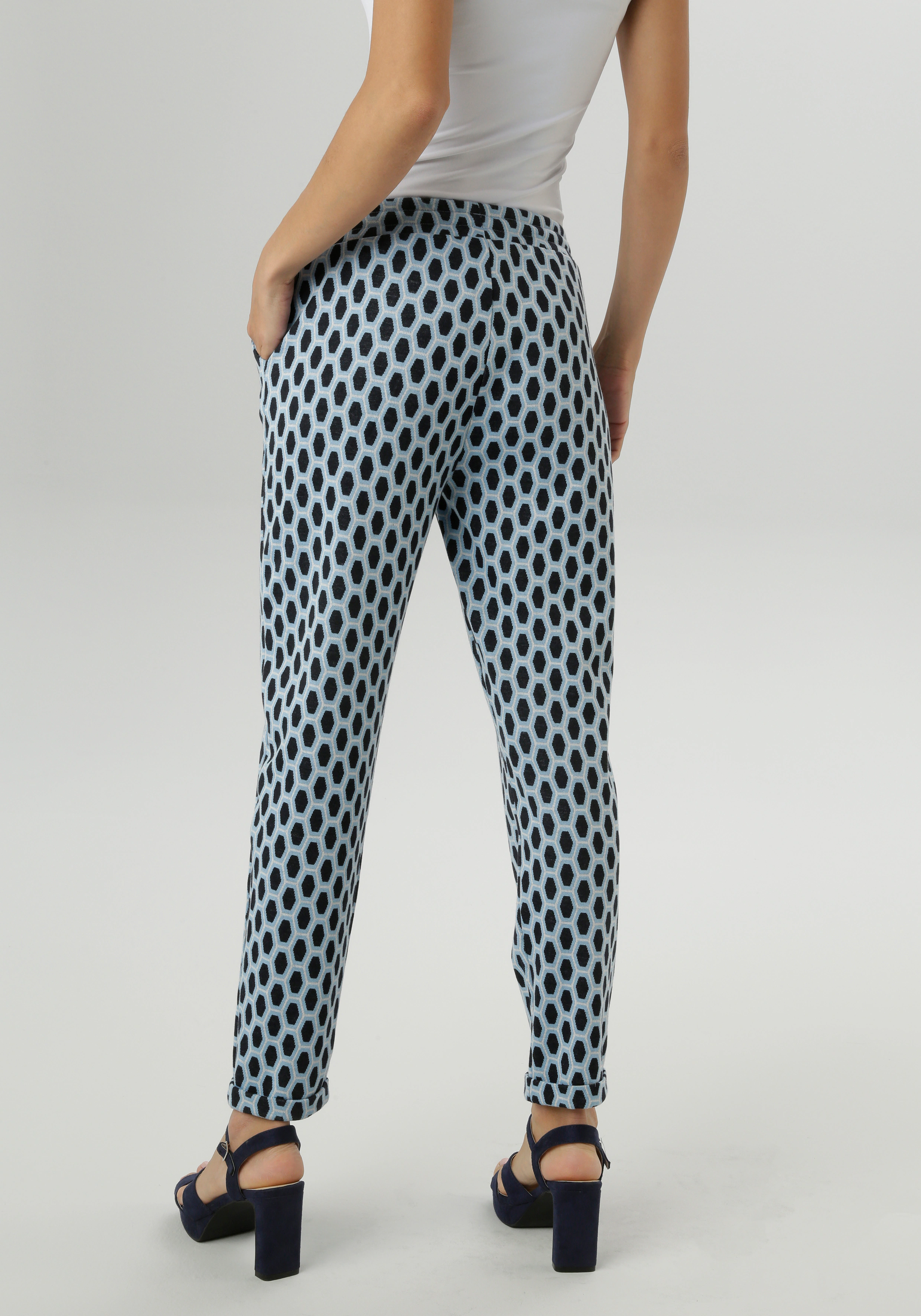 Aniston SELECTED Schlupfhose, mit Allover-Muster in geometrischer Wabenopti günstig online kaufen