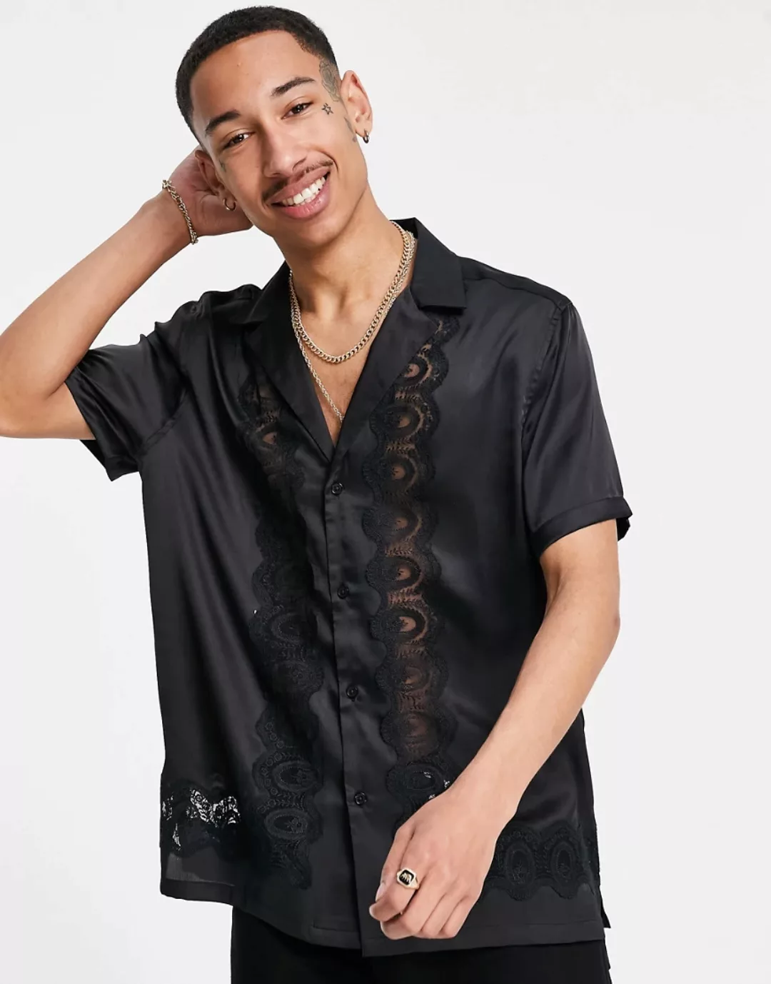 ASOS DESIGN – Locker geschnittenes Satinhemd mit Reverskragen und Spitzenbo günstig online kaufen