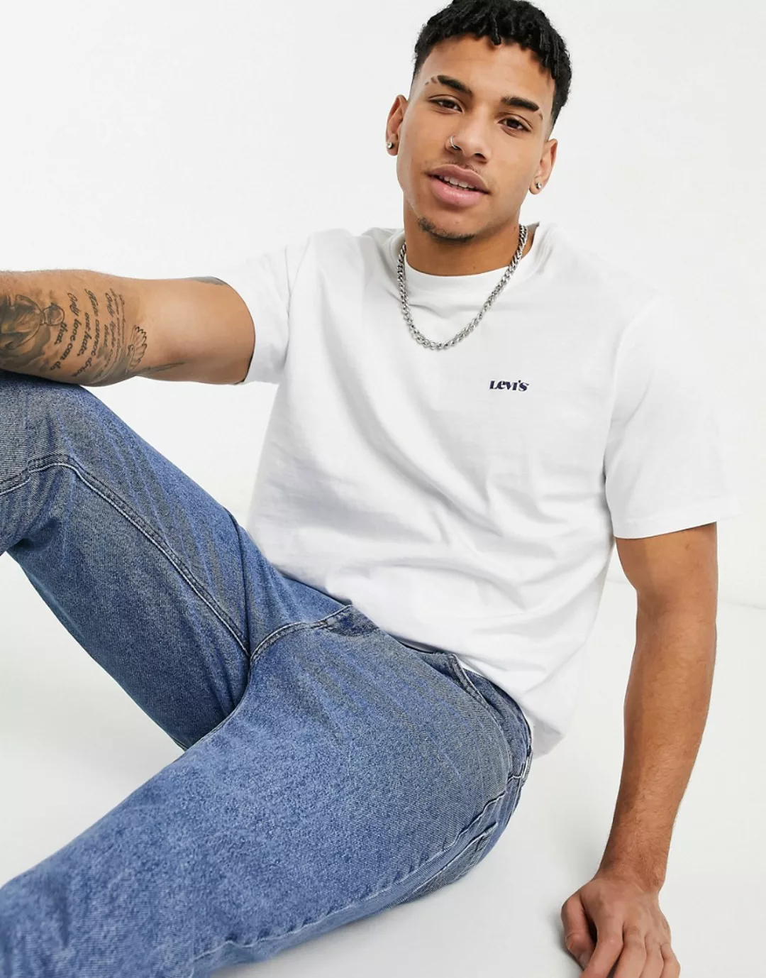 Levi's – Lässiges T-Shirt mit kleinem Modern Vintage-Logo in Weiß günstig online kaufen