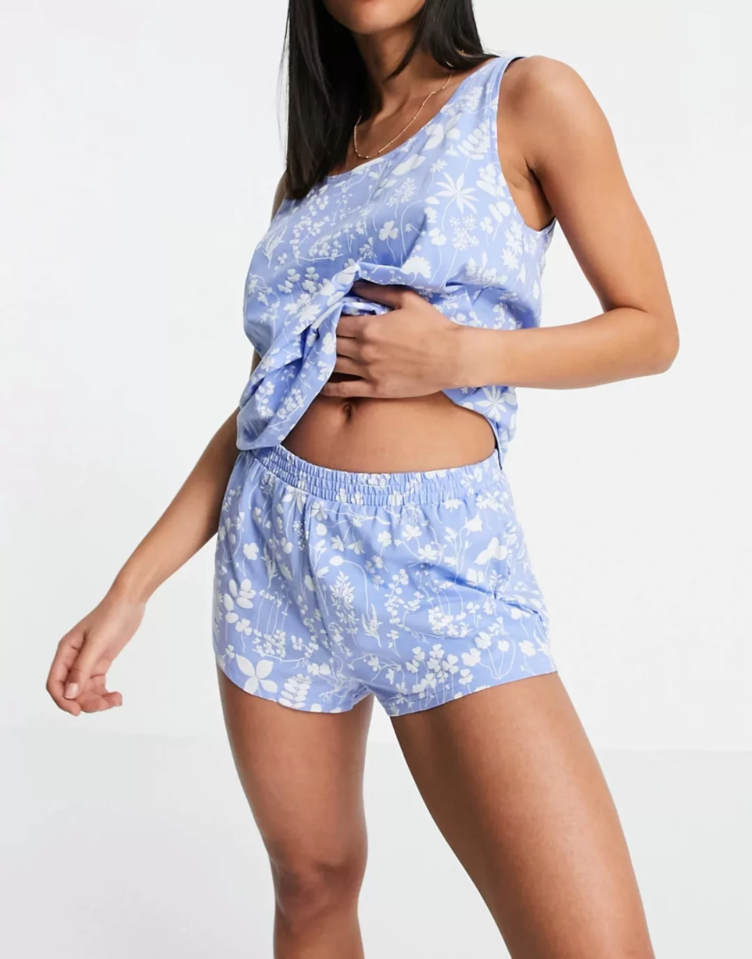 Monki – Tavi – Pyjama-Set aus Bio-Baumwolle mit Blumenprint in Blau günstig online kaufen