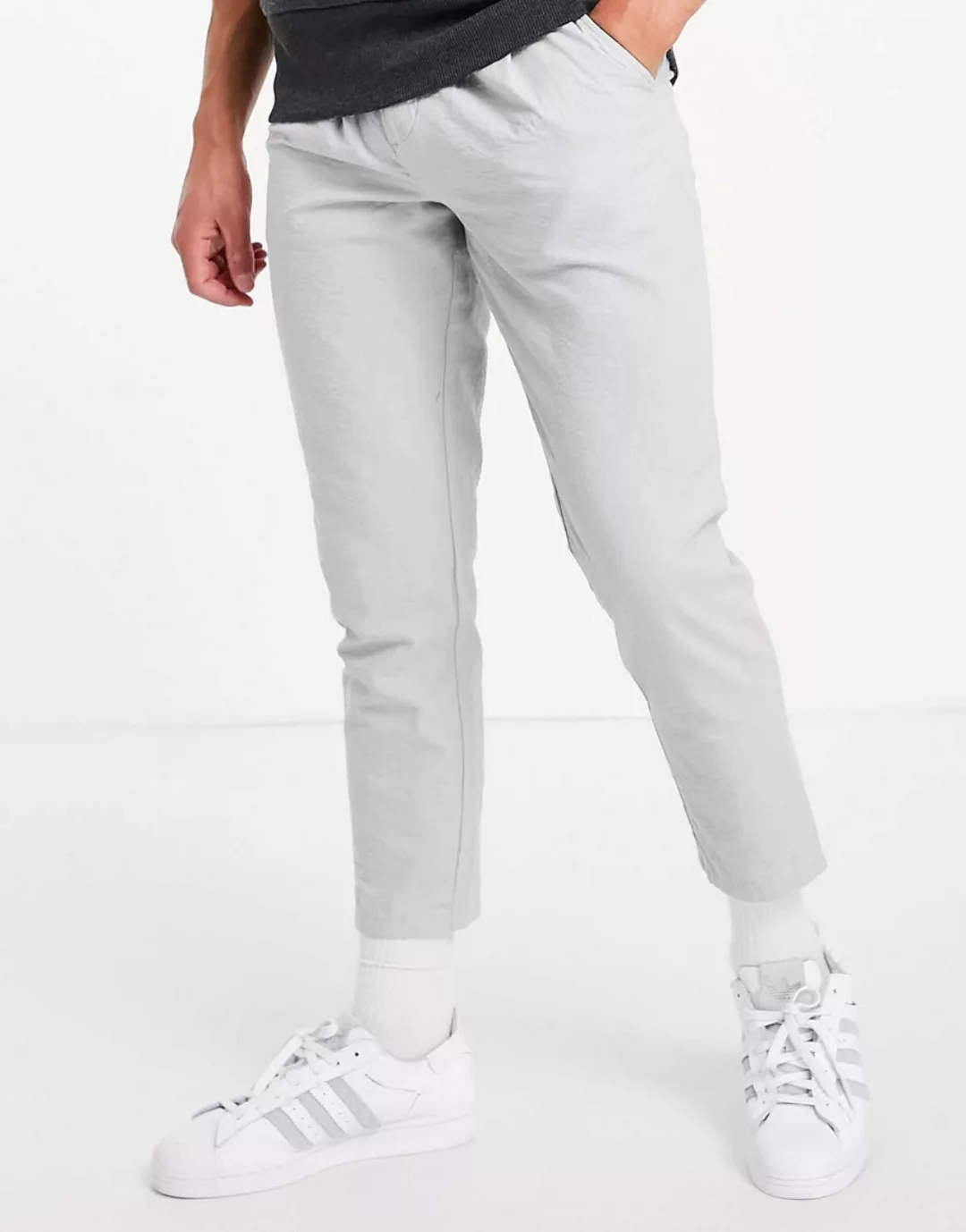 ASOS DESIGN – Zigaretten-Chinos aus Seersucker in Hellgrau mit Zierfalten günstig online kaufen