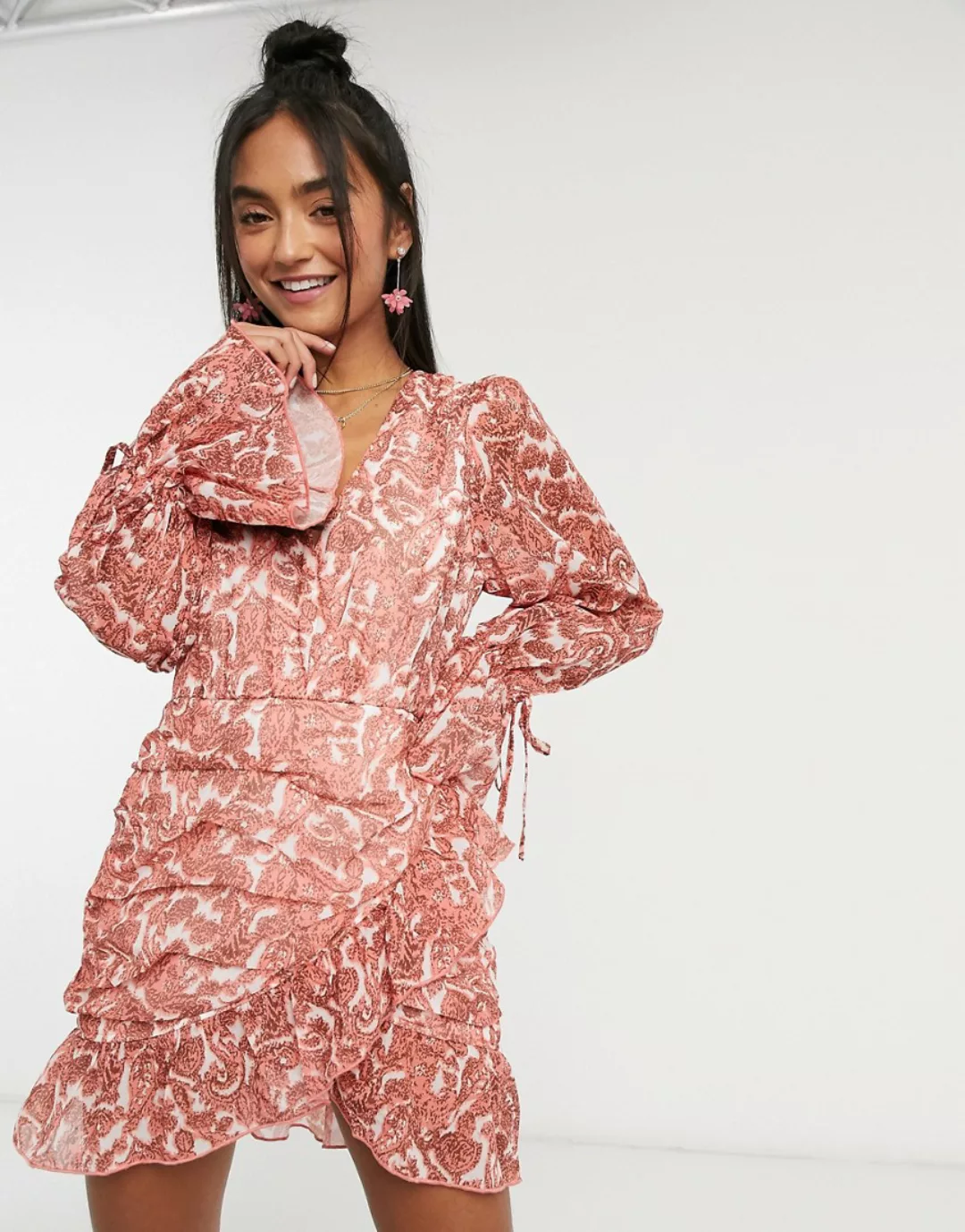 In The Style x Saffron Barker – Gerafftes Kleid mit Wickeldetail, Ballonärm günstig online kaufen