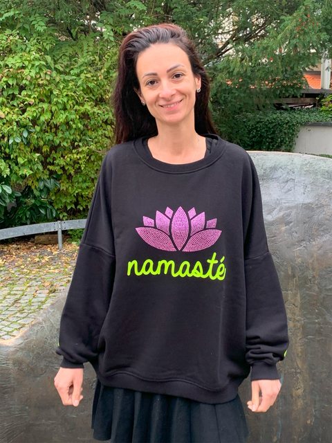 Miss Goodlife Rundhalspullover Roundneck Namaste Double Black günstig online kaufen