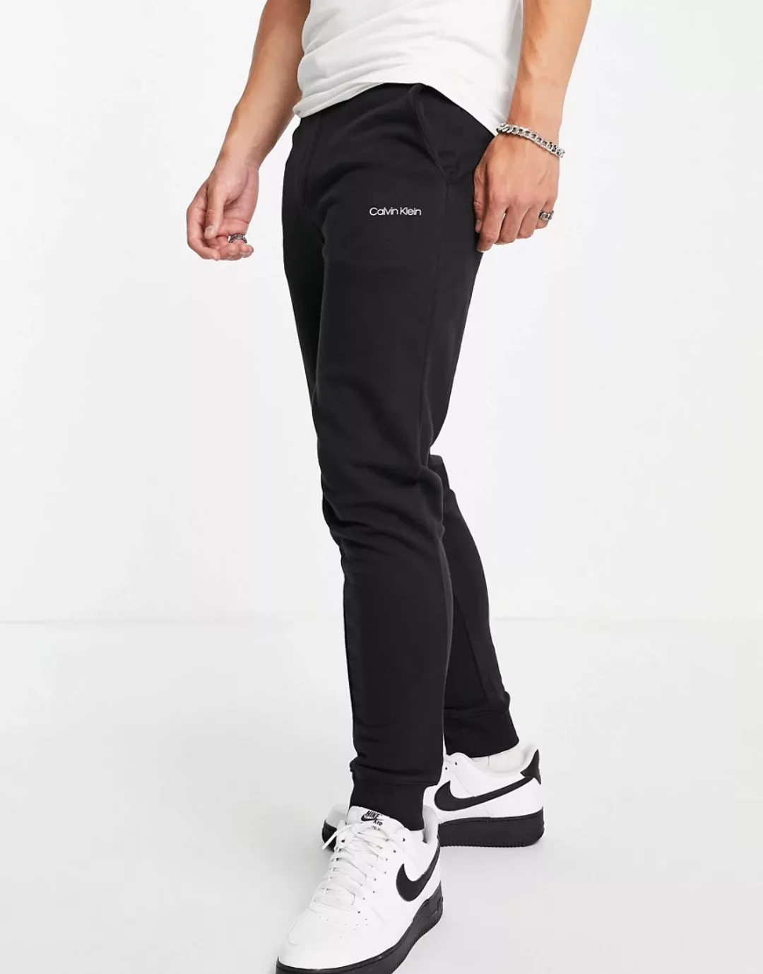 Calvin Klein – Jogginghose in Schwarz mit engem Schnitt und kleinem Logo günstig online kaufen