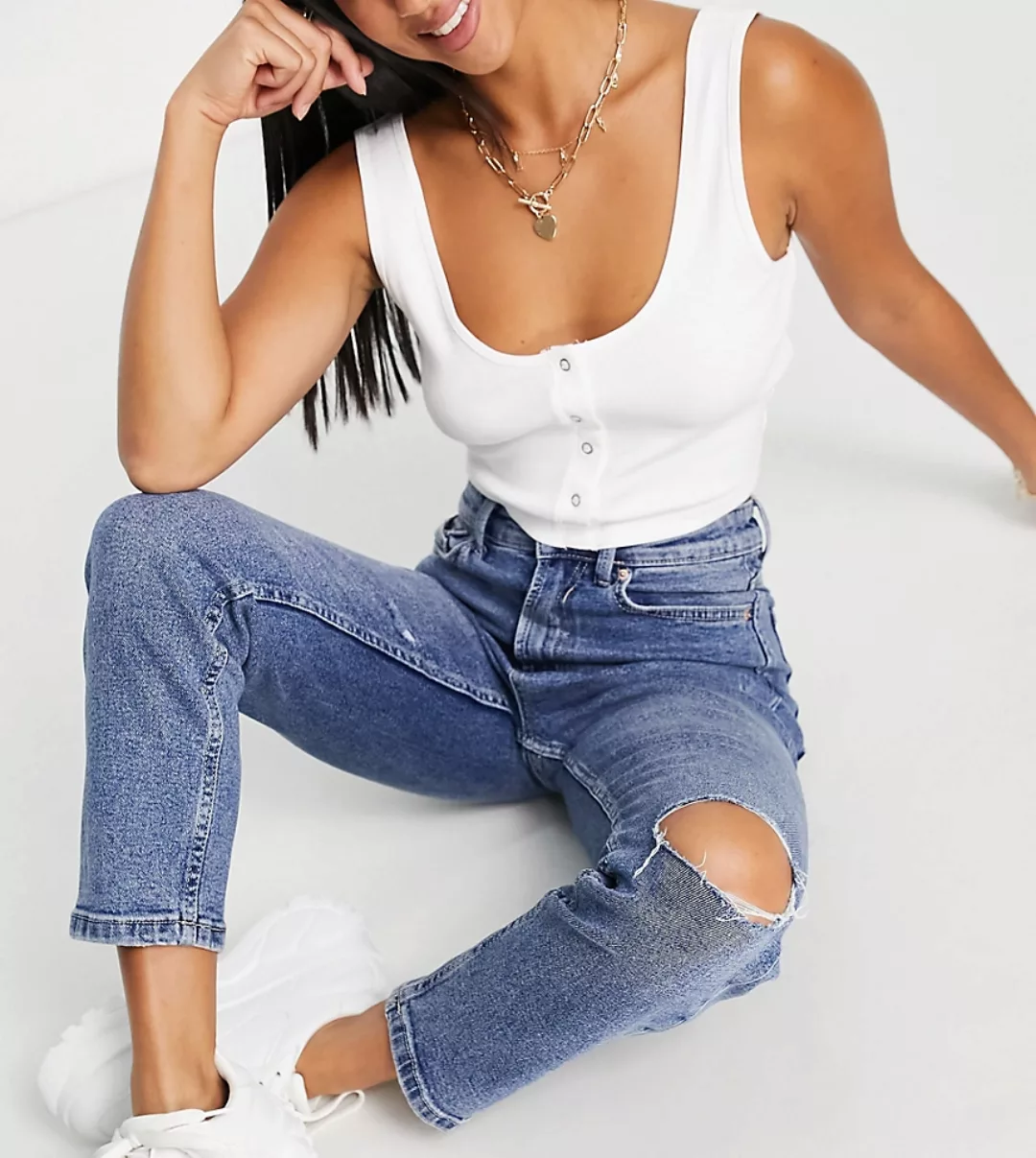 Stradivarius Petite – Schmal geschnittene Mom-Jeans mit Stretch und Rissen günstig online kaufen