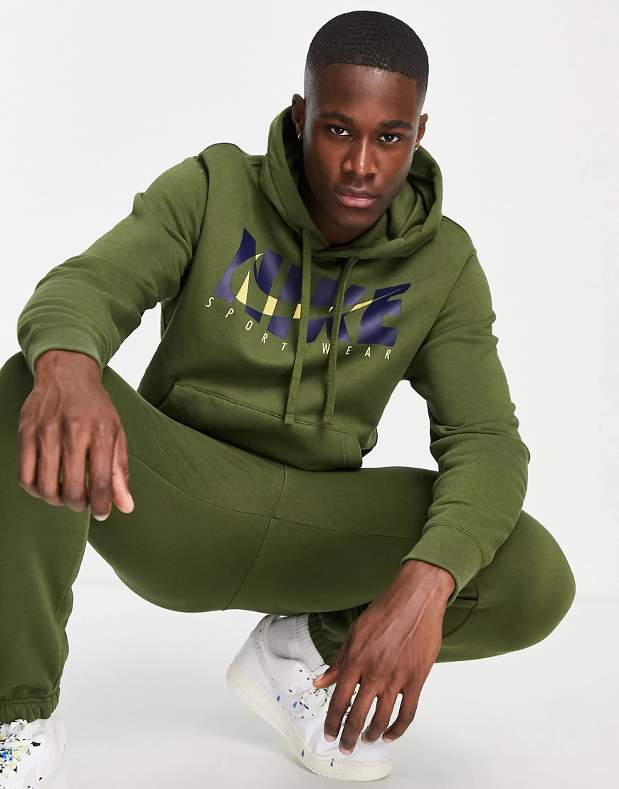 Nike – Trainingsanzug in Khaki mit Logoprint-Grün günstig online kaufen
