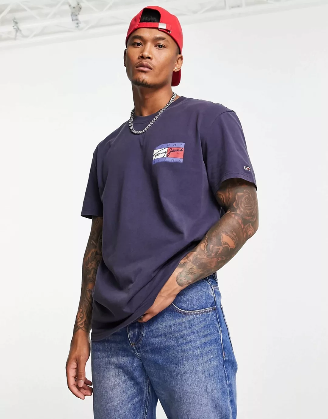 Tommy Jeans – T-Shirt in Marineblau mit verblasstem Flaggen-Logoprint hinte günstig online kaufen