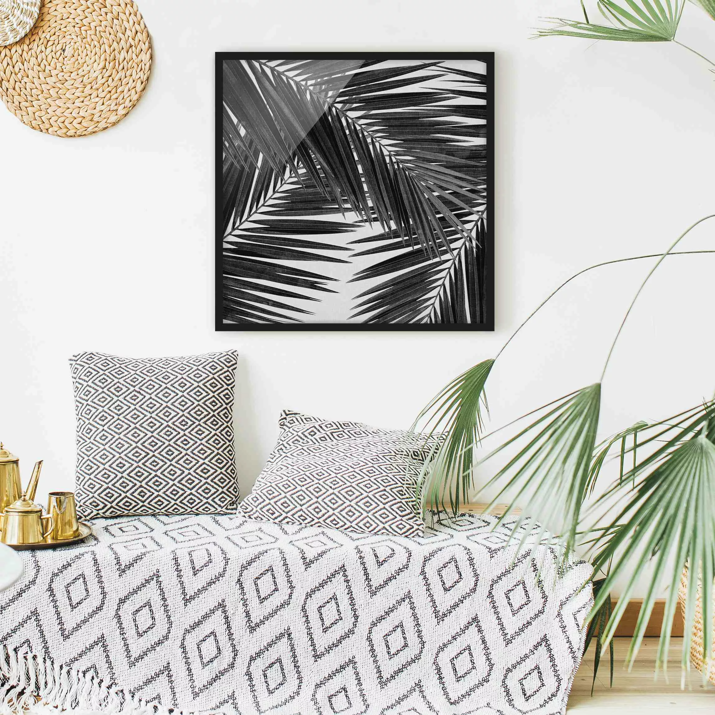 Bild mit Rahmen Blick durch Palmenblätter schwarz weiß günstig online kaufen
