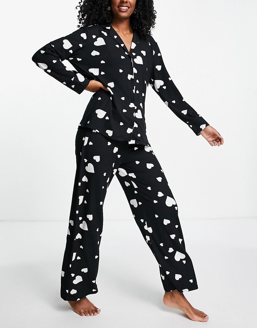 New Look – Weicher Pyjama in Schwarz mit Herzmuster und Reverskragen günstig online kaufen