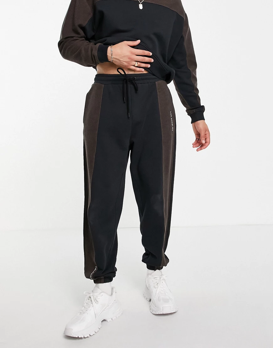 ASOS DESIGN – Oversize-Jogginghose mit Revers-Bahnen und mehrfarbigem Place günstig online kaufen