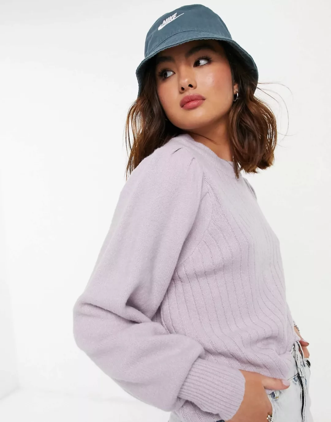 ASOS DESIGN – Pullover mit voluminösen Ärmeln in Flieder-Violett günstig online kaufen