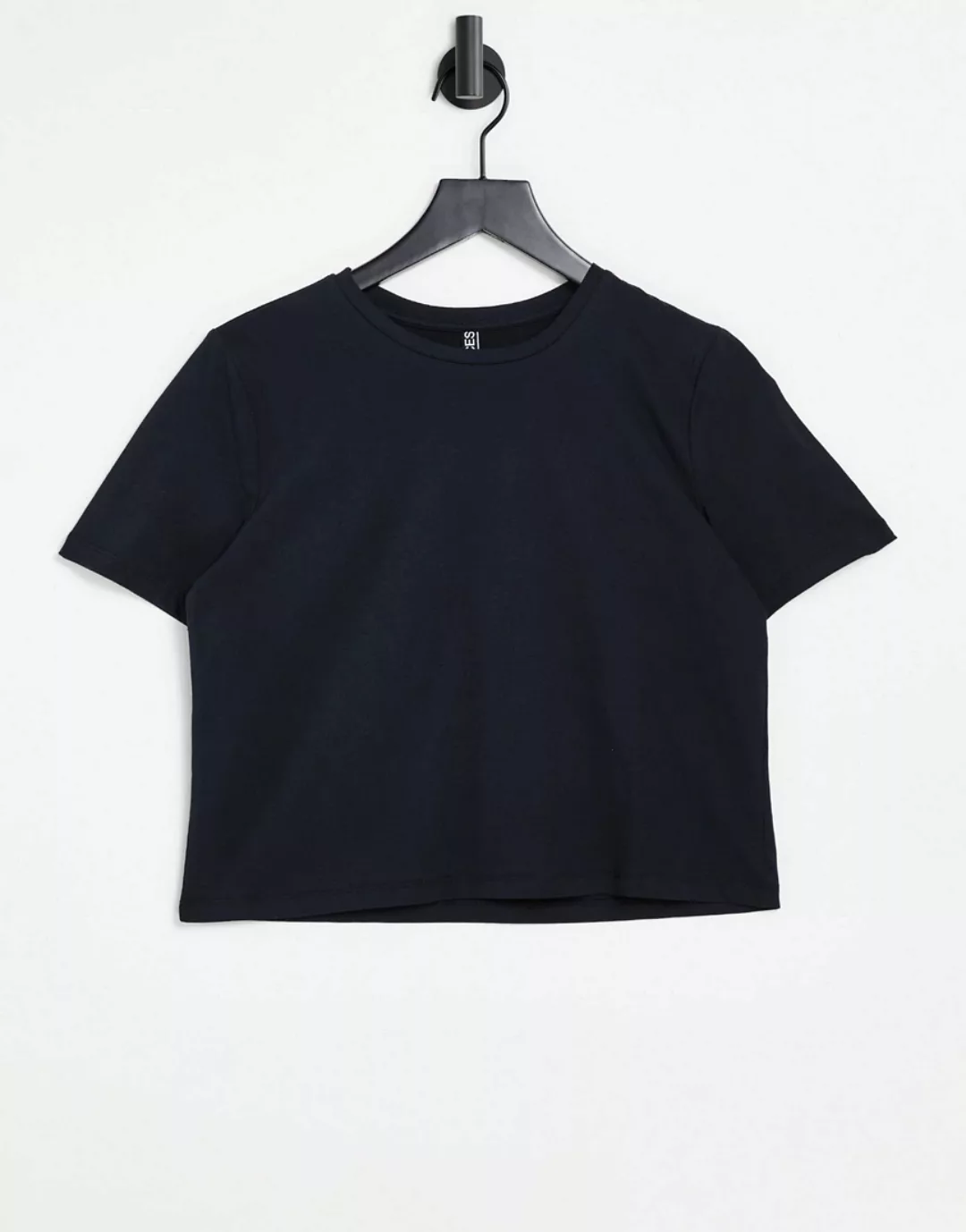 Pieces – T-Shirt mit kurzem Schnitt in Schwarz günstig online kaufen