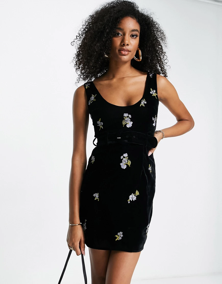 ASOS DESIGN – Samt Minikleid in Schwarz mit Blumenstickerei und Gürteldetai günstig online kaufen