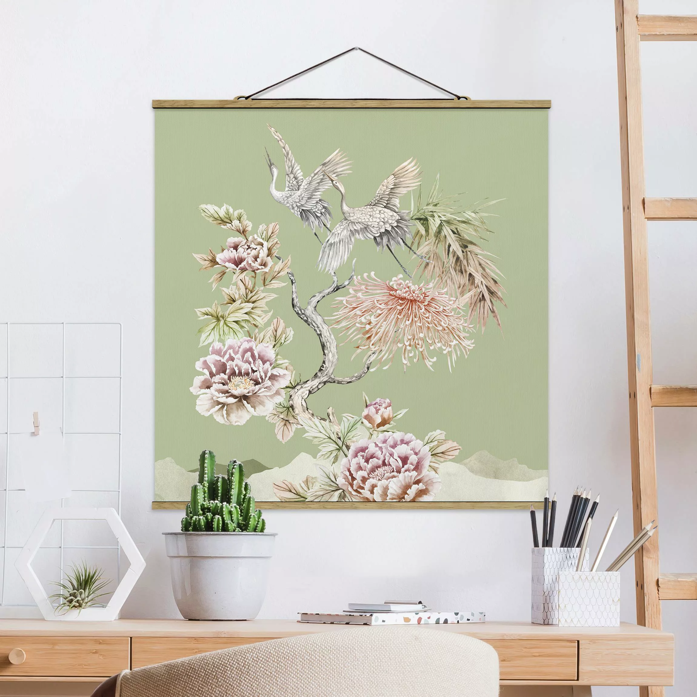 Stoffbild mit Posterleisten Aquarell Störche im Flug mit Blumen auf Grün günstig online kaufen