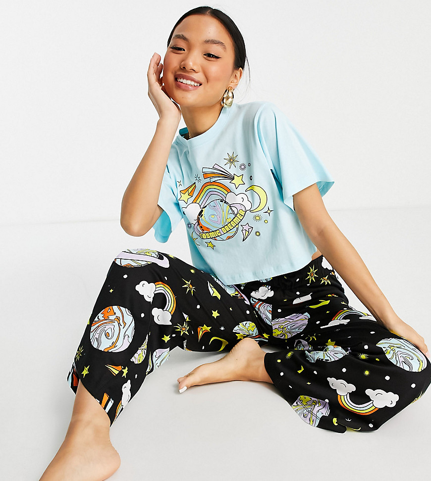 ASOS DESIGN Petite – Pyjama mit T-Shirt und Hose mit „Cosmic Dreamer“-Print günstig online kaufen