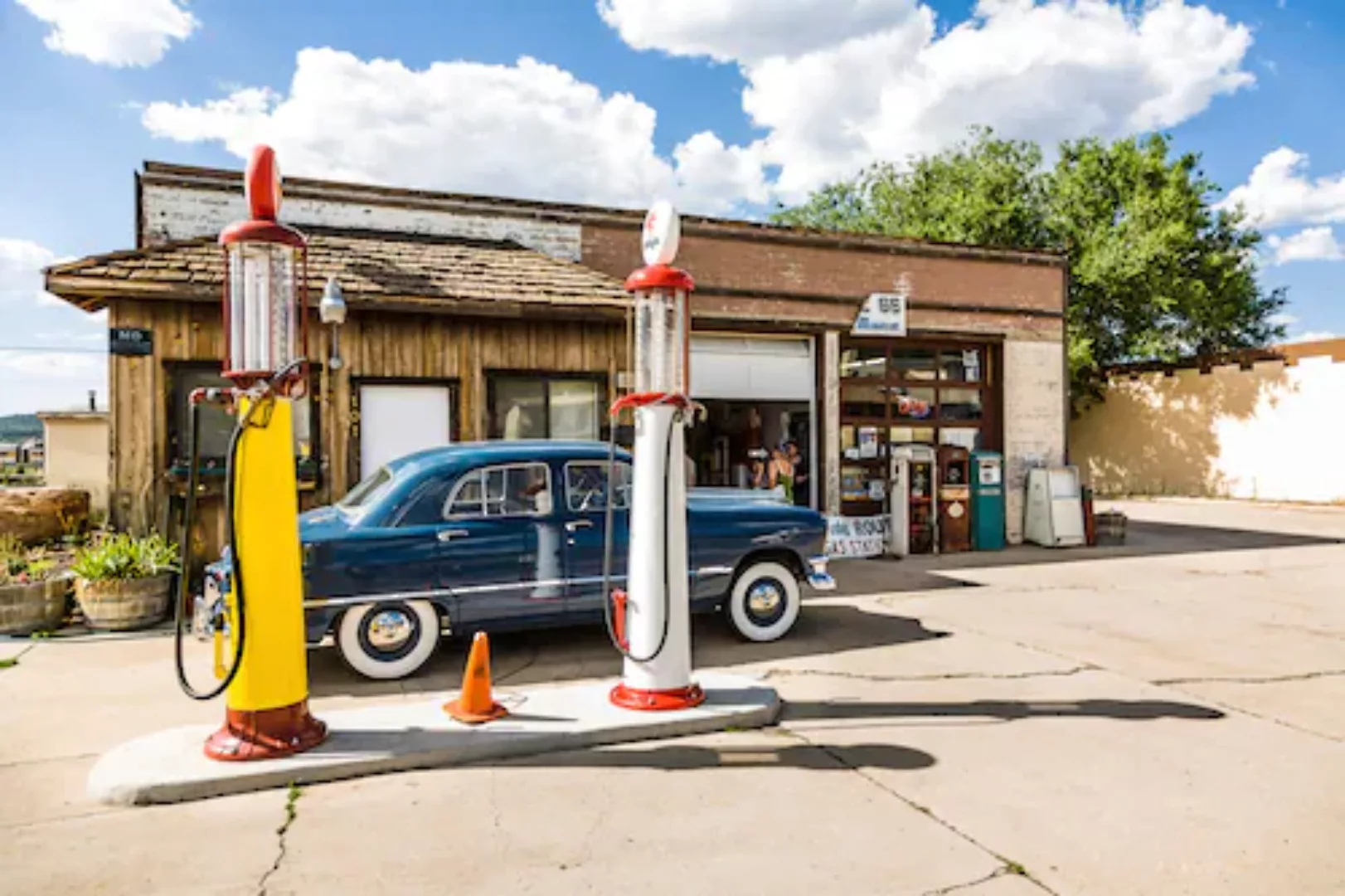 Papermoon Fototapete »RETRO TANKSTELLE-ROUTE 66 VINTAGE OLDTIMER USA CAR XX günstig online kaufen