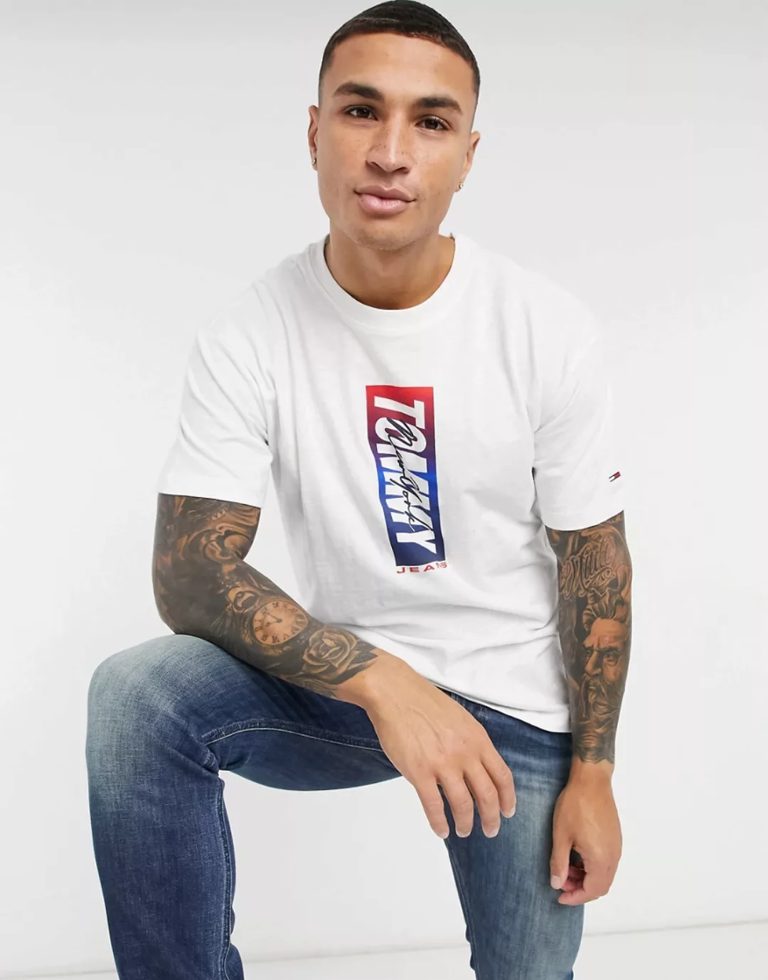 Tommy Jeans – Kastiges T-Shirt mit vertikalem Logo vorn in Weiß günstig online kaufen