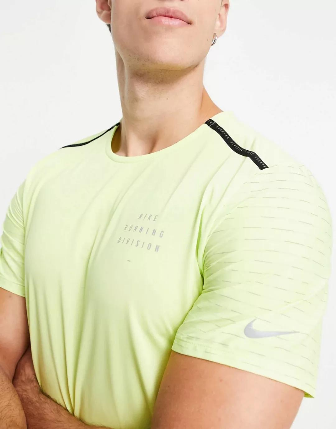 Nike Running – Run Division Statement – T-Shirt in Gelb günstig online kaufen