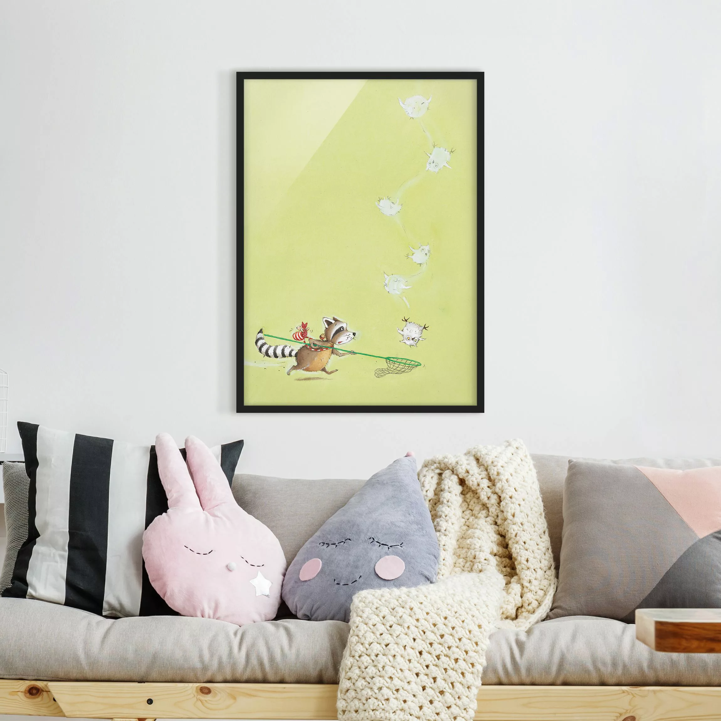 Bild mit Rahmen Kinderzimmer - Hochformat Wassili Waschbär - Wassili rettet günstig online kaufen
