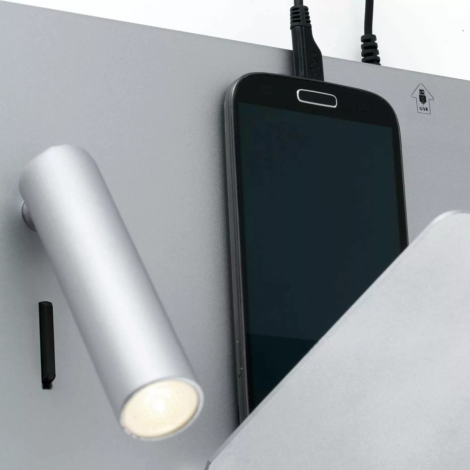 Kompakte LED-Wandlampe Suau mit USB-Charger günstig online kaufen