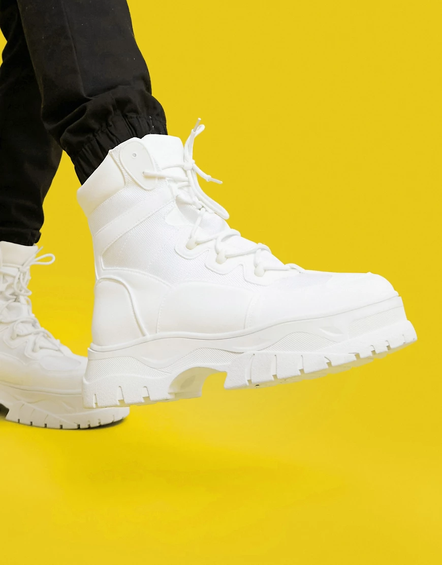 ASOS DESIGN – Schnürstiefel aus Wildlederimitat in Weiß mit dicker Sohle günstig online kaufen