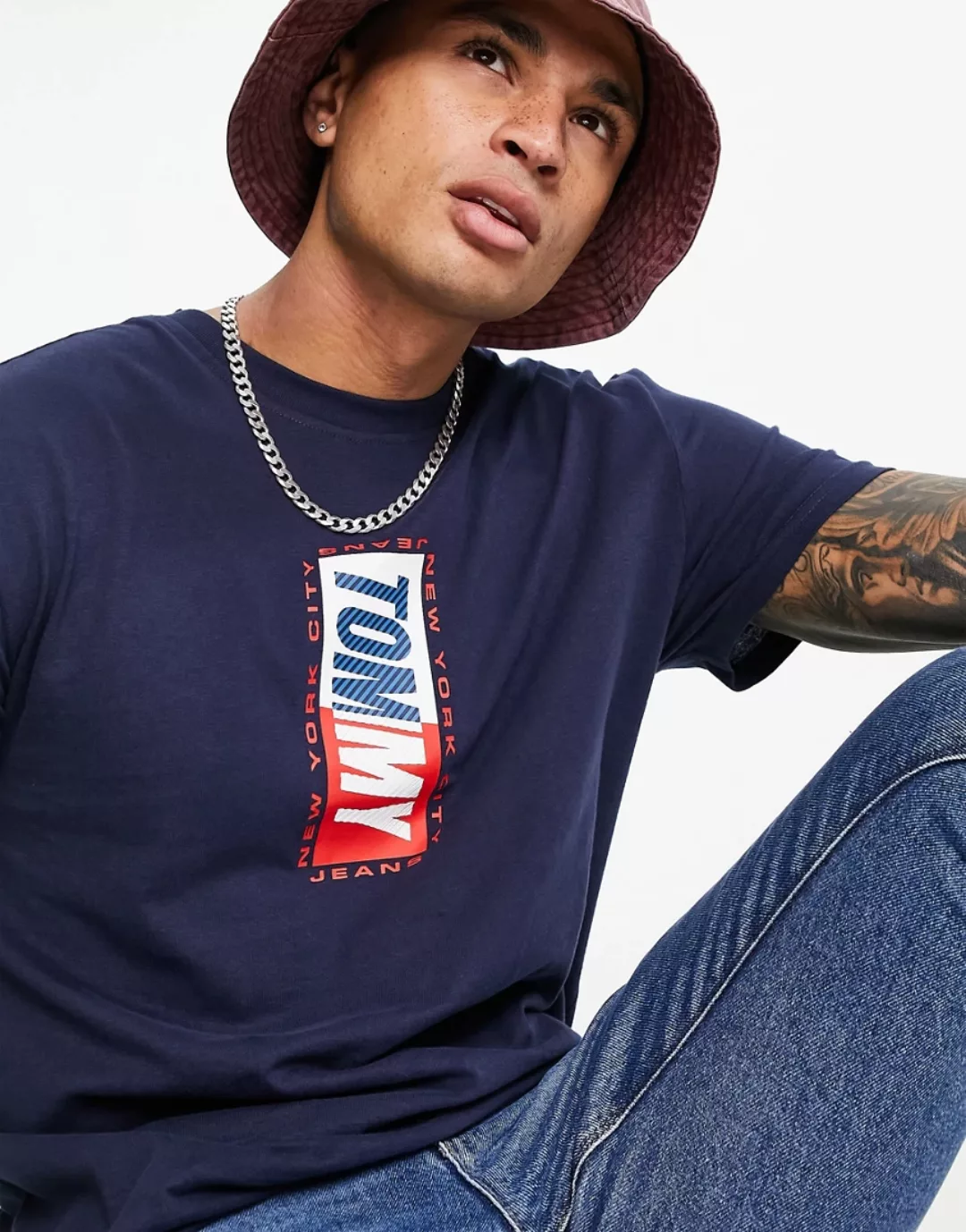 Tommy Jeans – T-Shirt in Marineblau mit vertikalem Logo günstig online kaufen